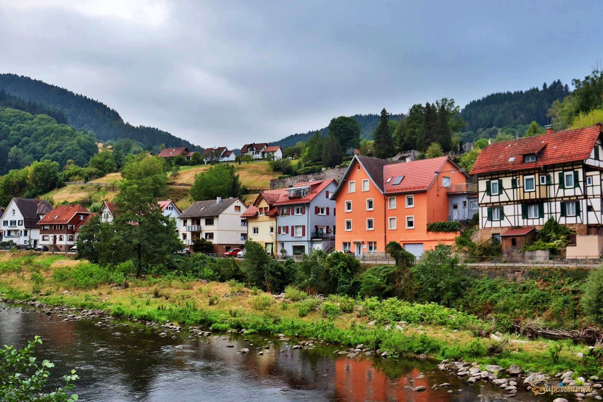 	 Деревня у реки