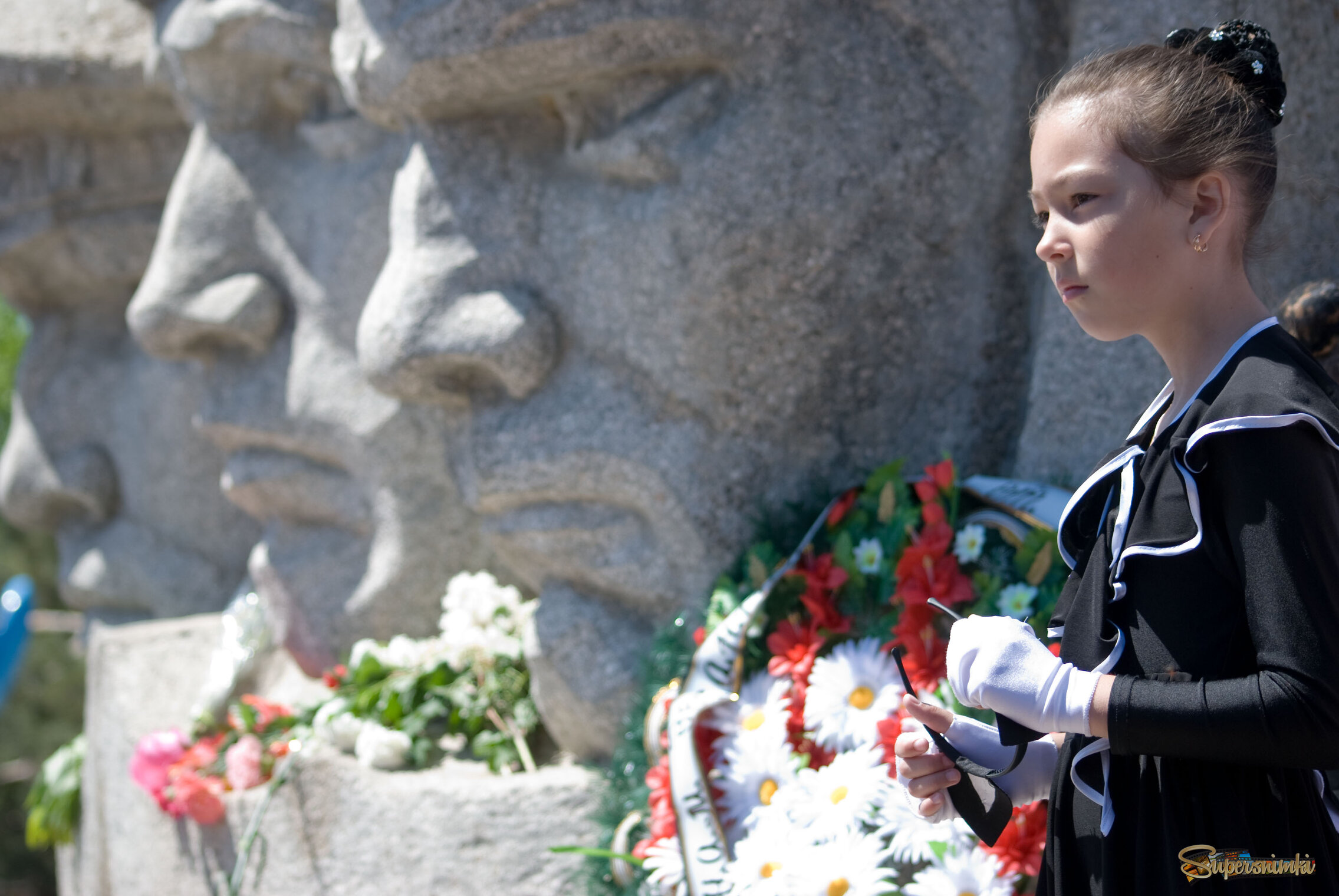 Только грозная доблесть их Поселилась в сердцах живых...