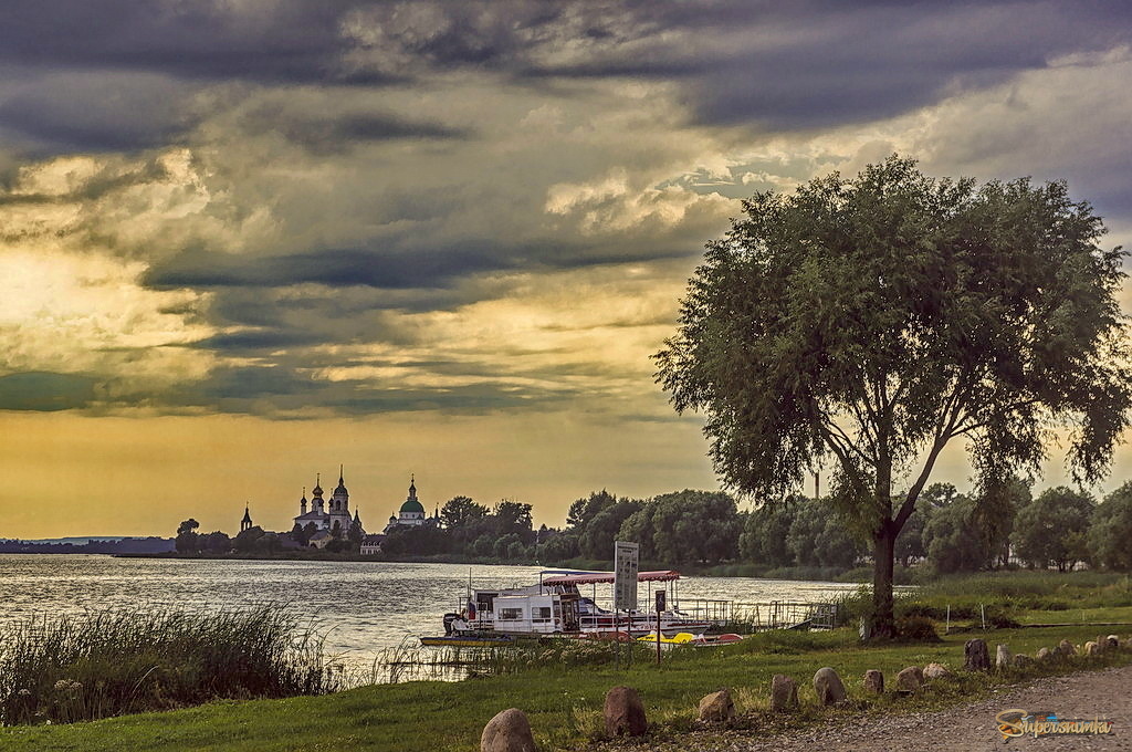 На берегу озера