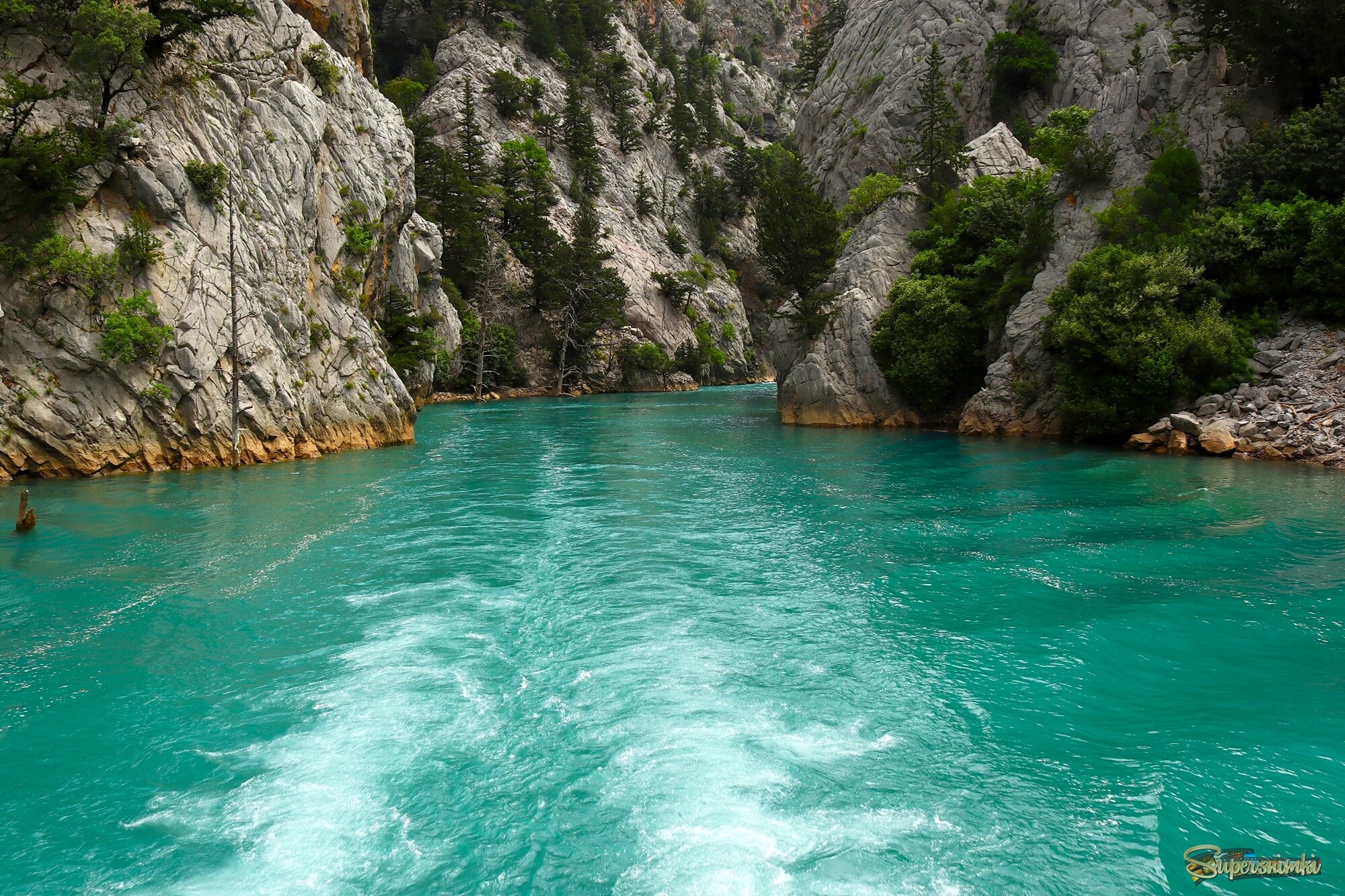 А вокруг голубая, голубая вода
