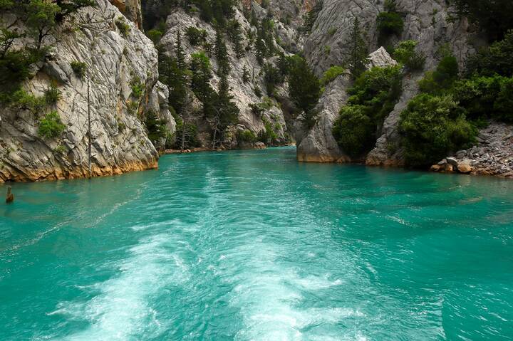 А вокруг голубая, голубая вода
