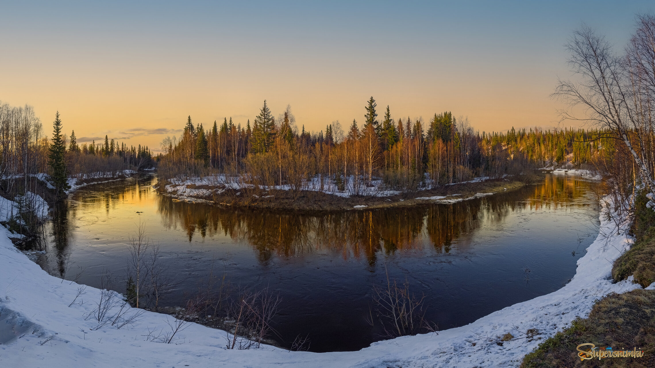 Река в лучах весеннего заката.