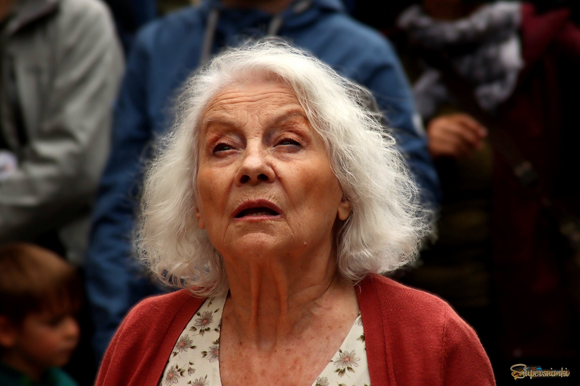 Всё чаще смотрю в Небеса... и думаю: что же Там ждёт? Я верю: Господь любит нас и грешные души спасёт!