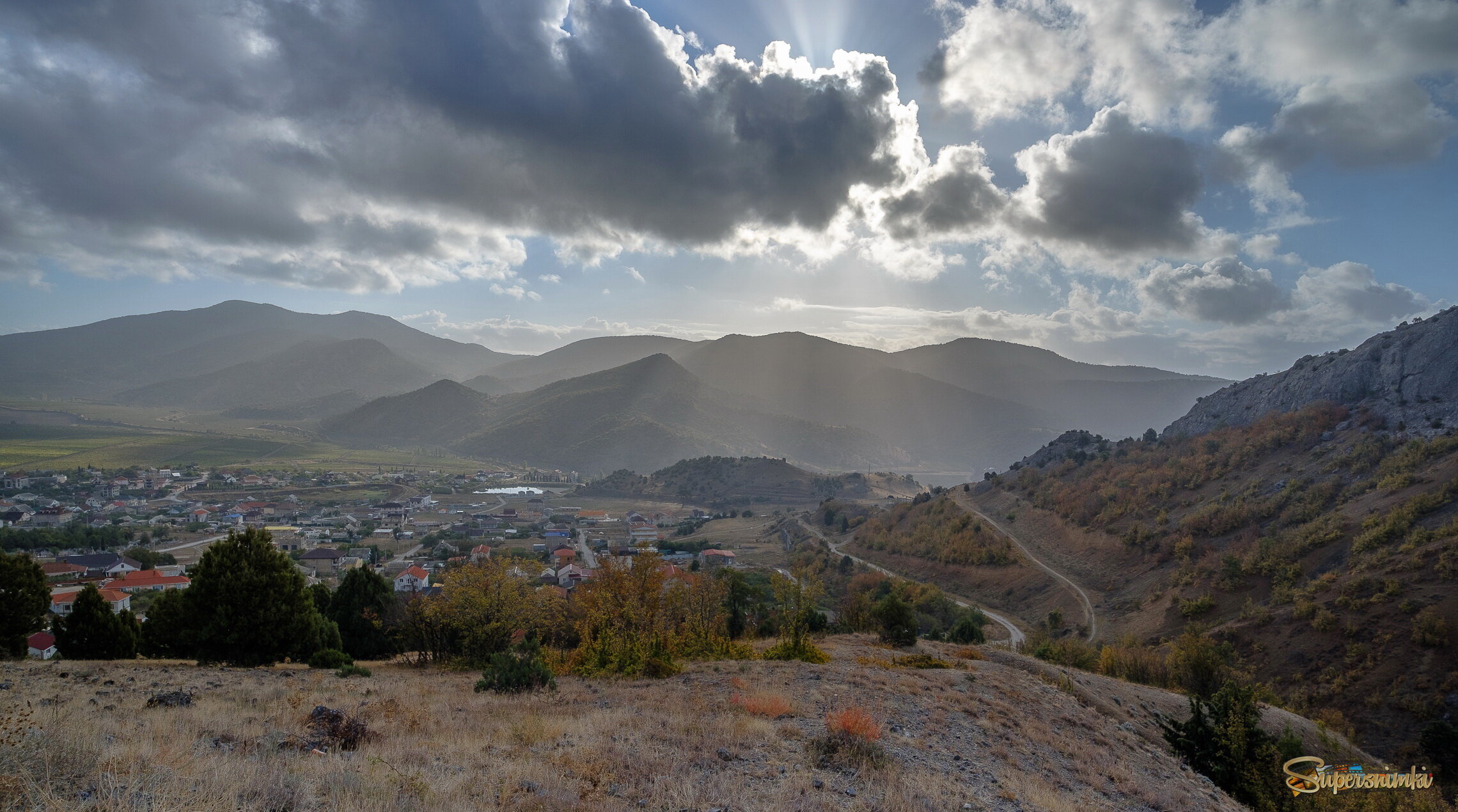 А дорога серою лентою вьётся...