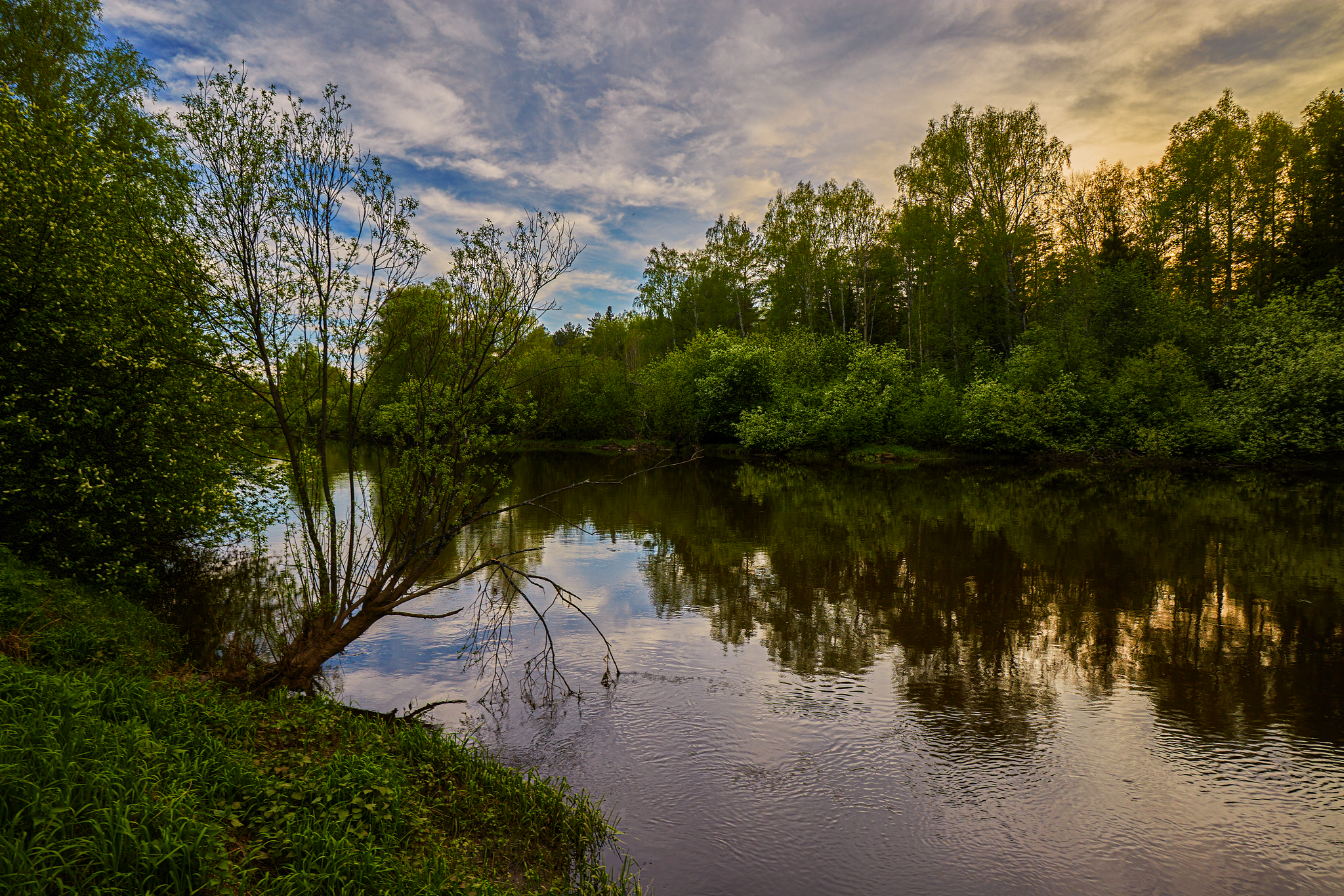 Вечер у майской реки.