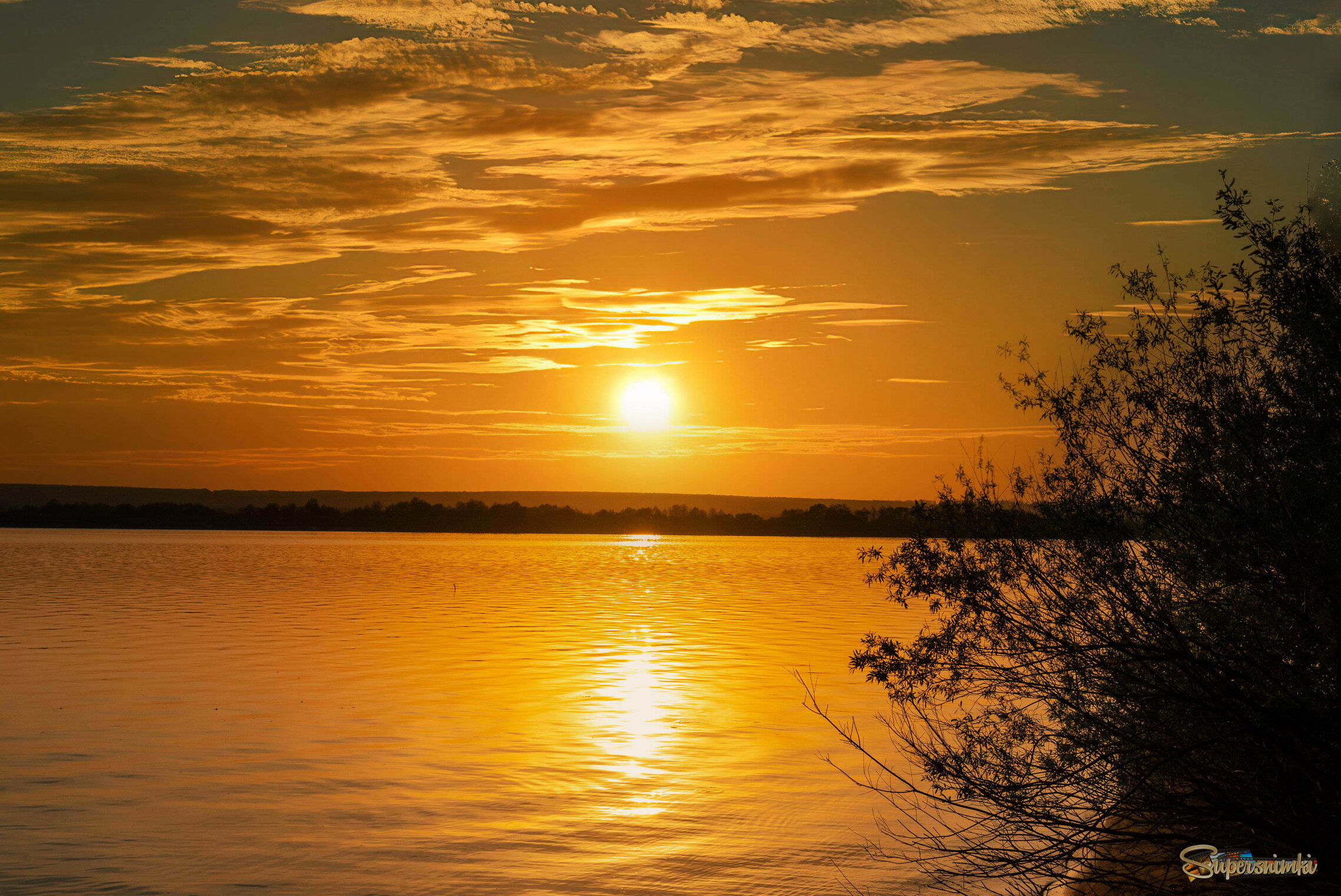 Солнце спускается в озеро.