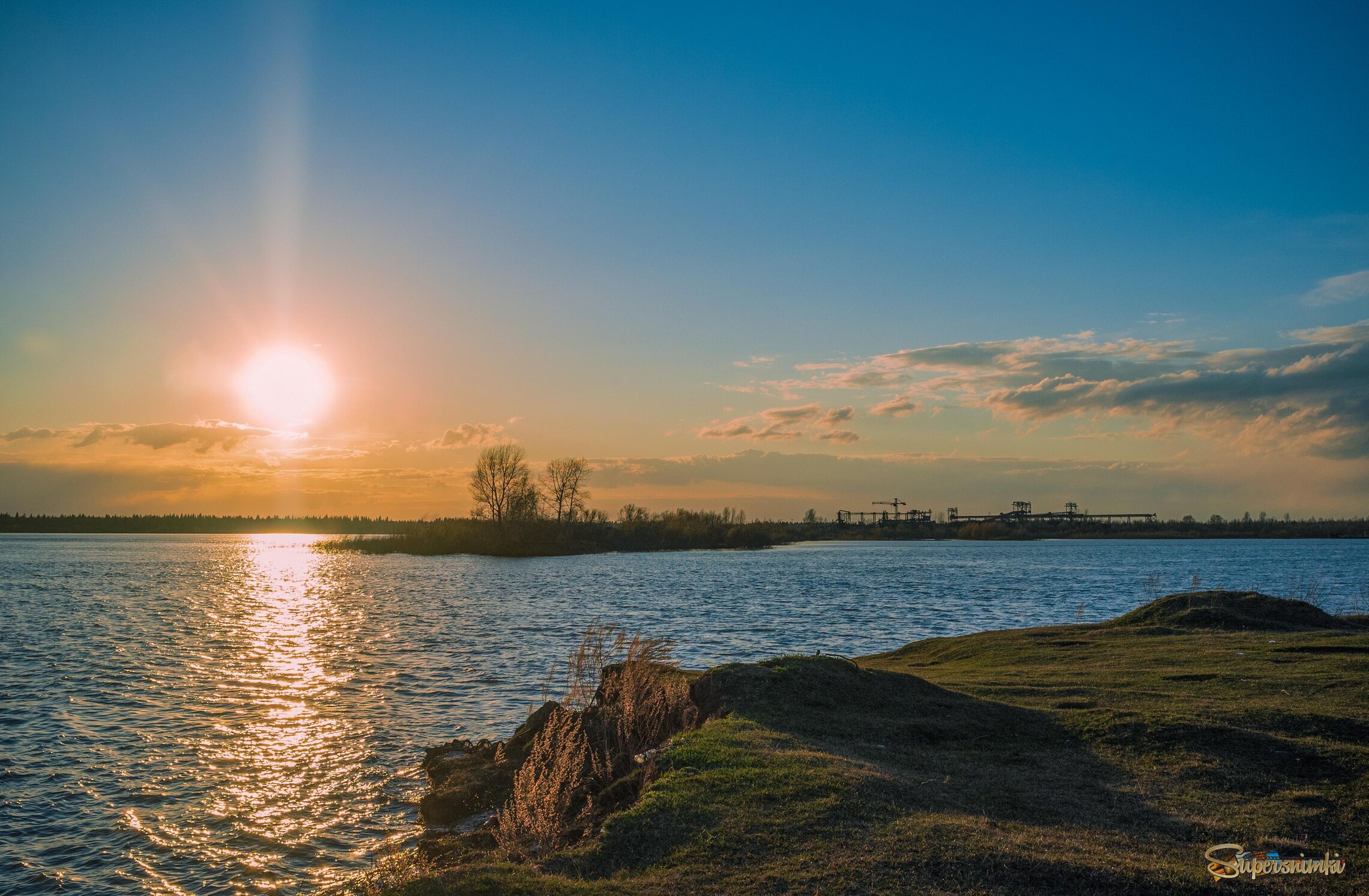 Закат на реке