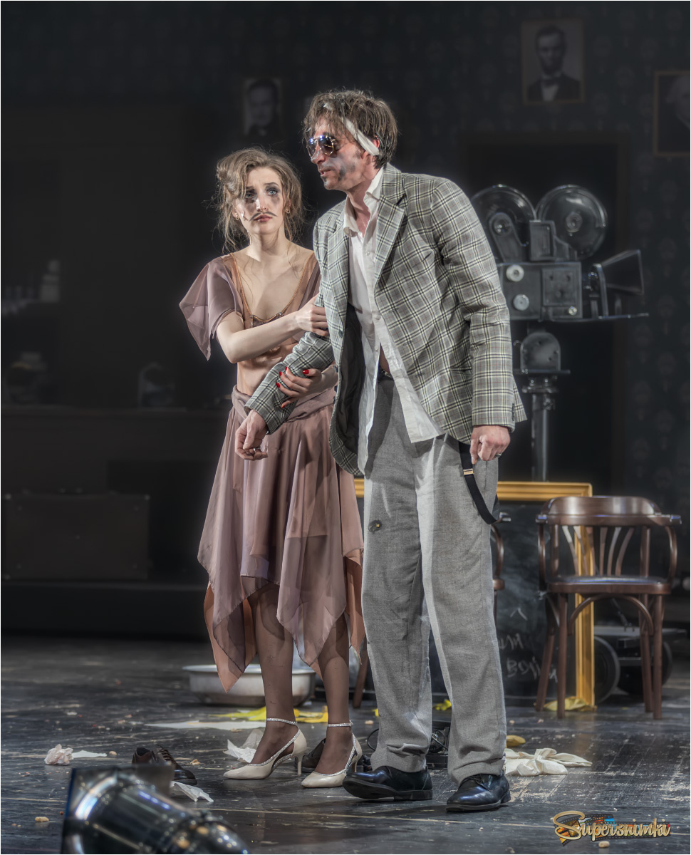 Актёры Елена Сохацкая в роли мисс Поппенгул и Александр Муравицкий в роли Виктора Флеминга. 