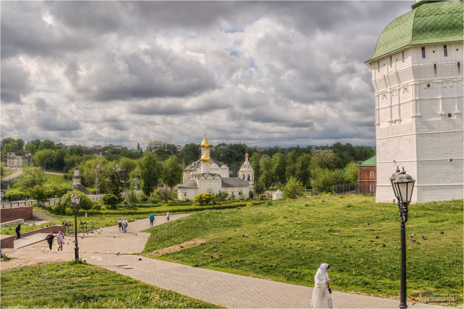 Вид на храм во имя святой великомученицы Параскевы Пятницы и Введенский храм.