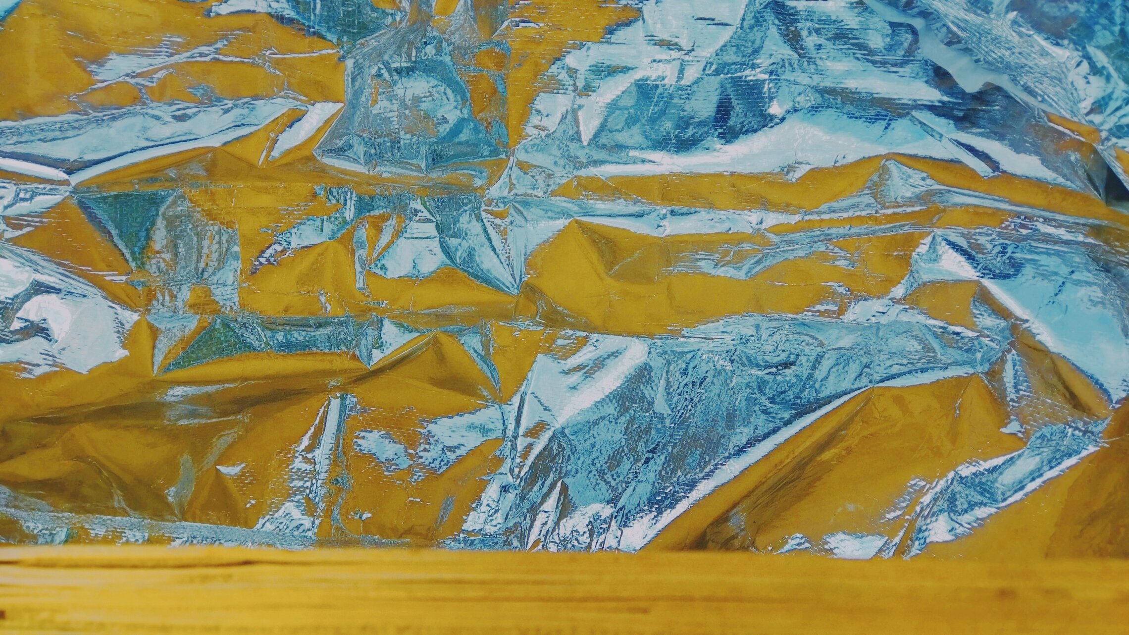 Обнажённая на голубых простынях