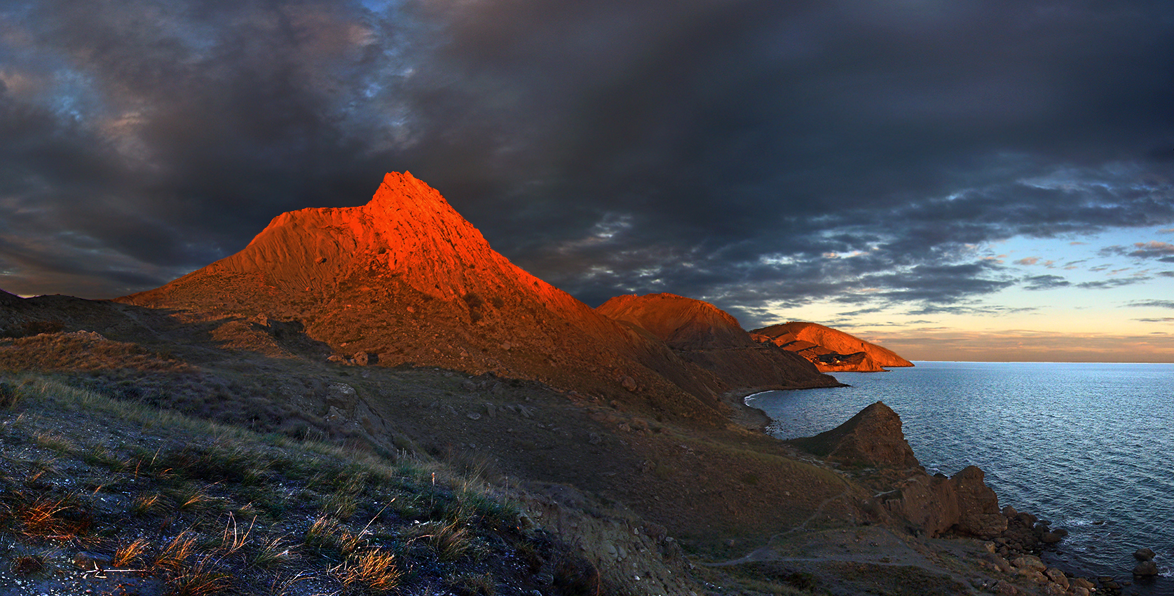 закатный свет зажег кострами вершины гор 