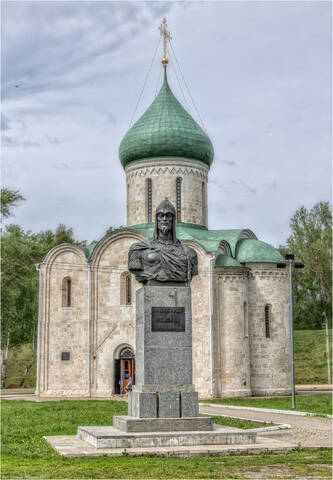 Переславль-Залесский. Вид на Спасо-Преображенский собор и памятник Александру Невскому.