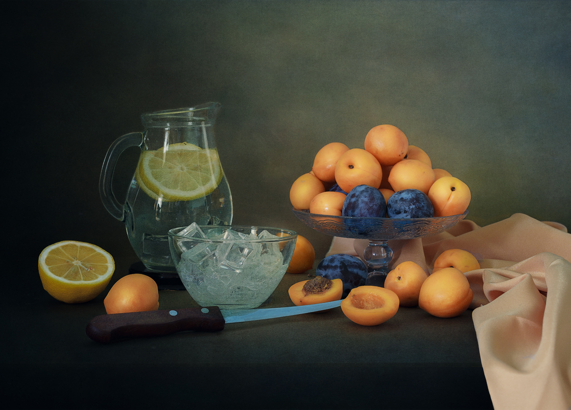 Натюрморт с абрикосами