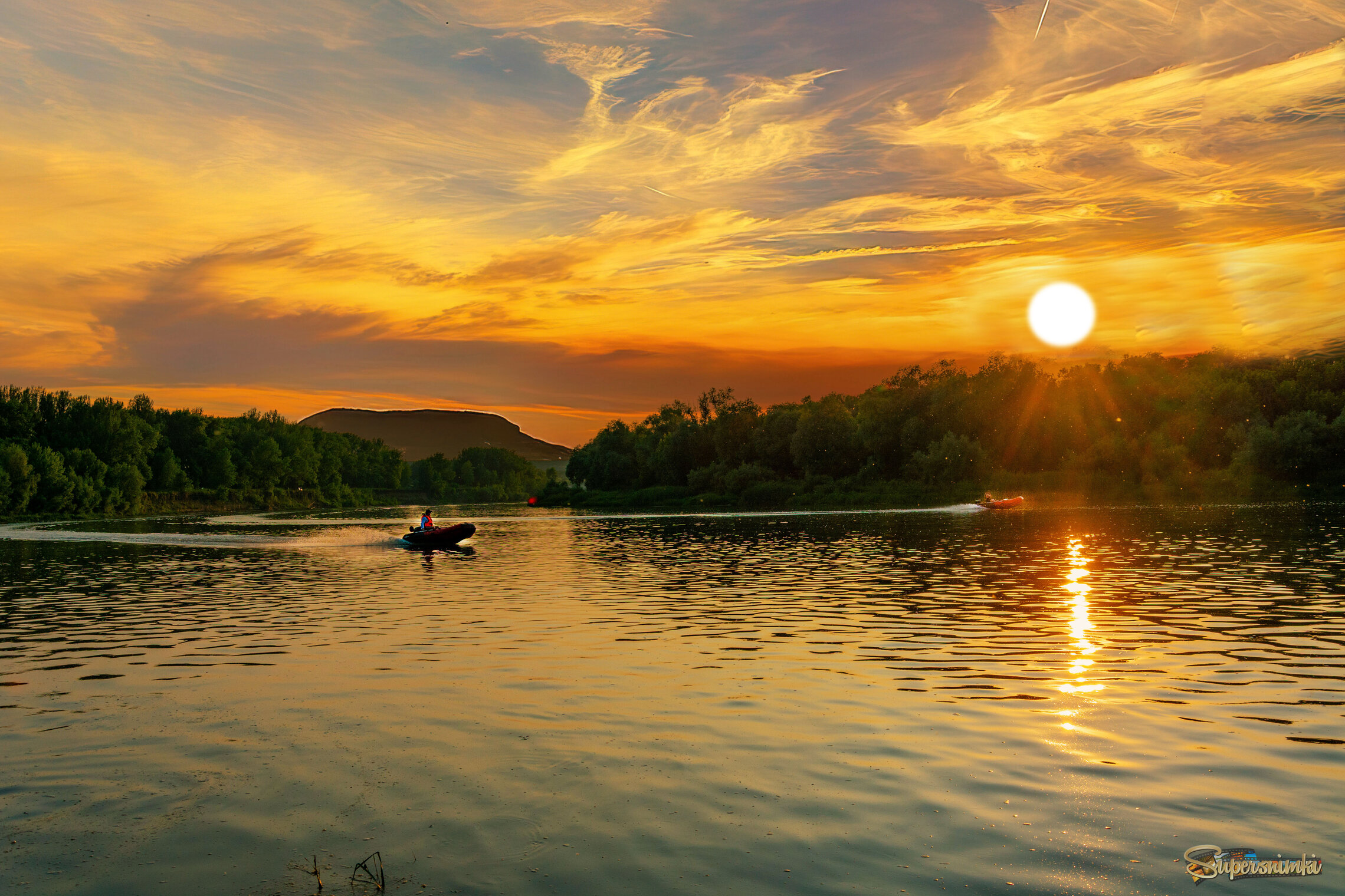 Мчалась лодка по Дону.