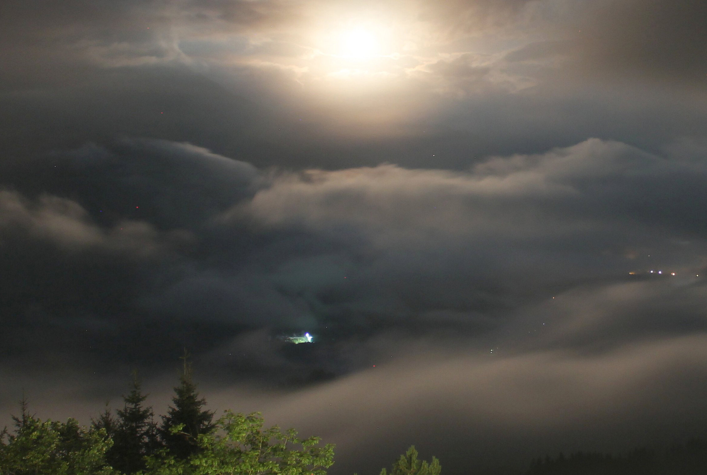 Где-то вдали светил огонёк