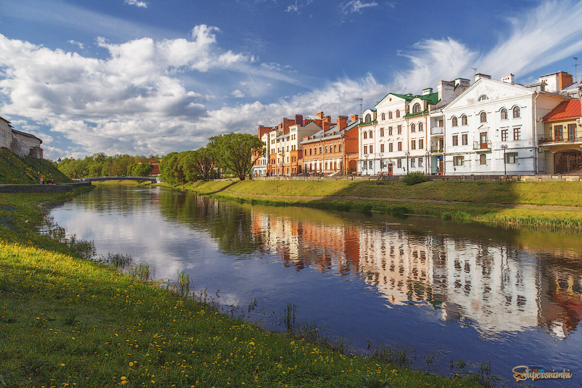 На наберажной...