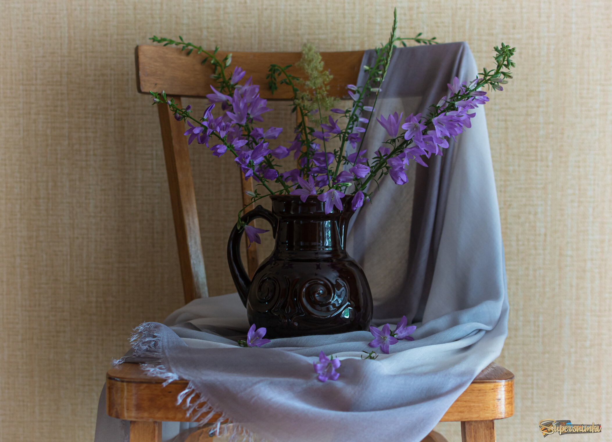 Натюрморт с колокольчиками.