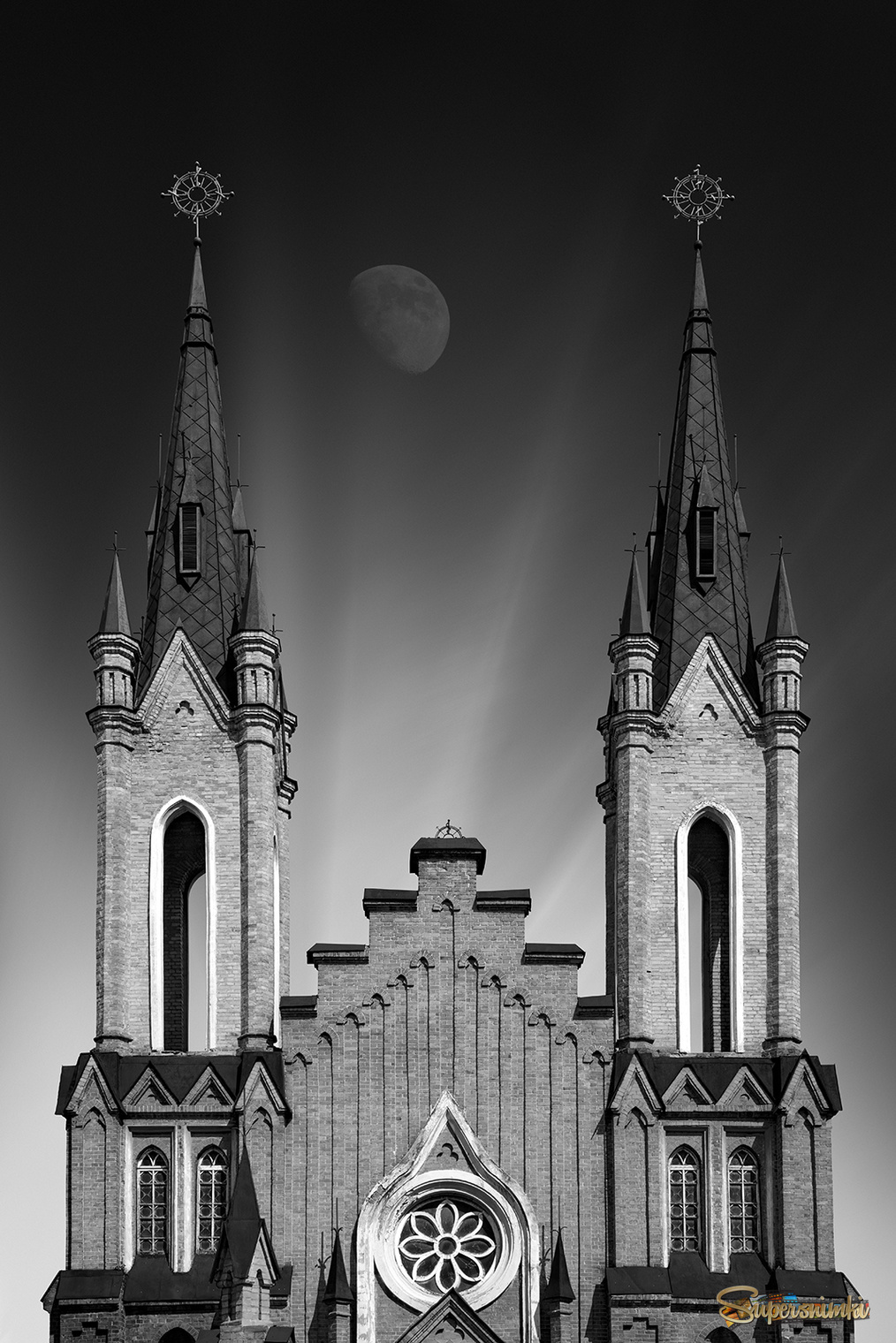 Готический спор с луной