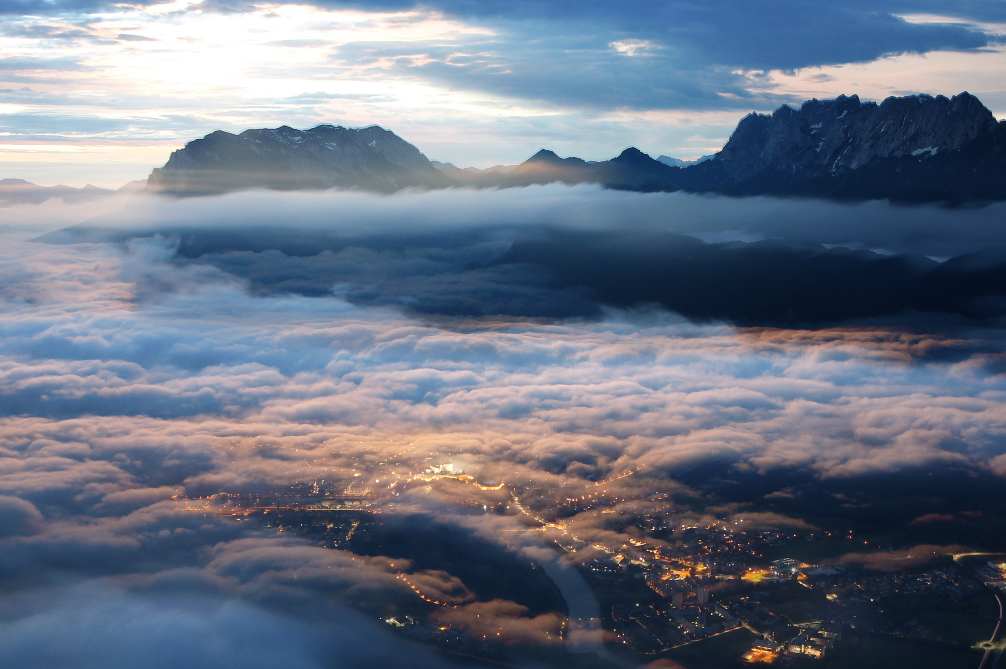 Долина не спит.