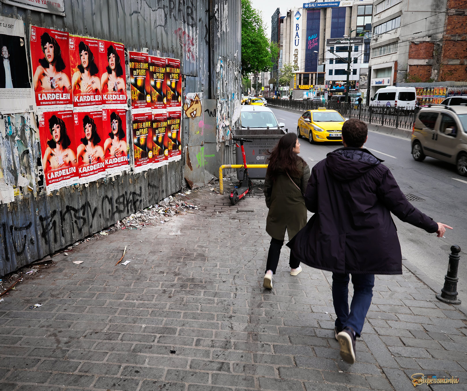 Широко шагая