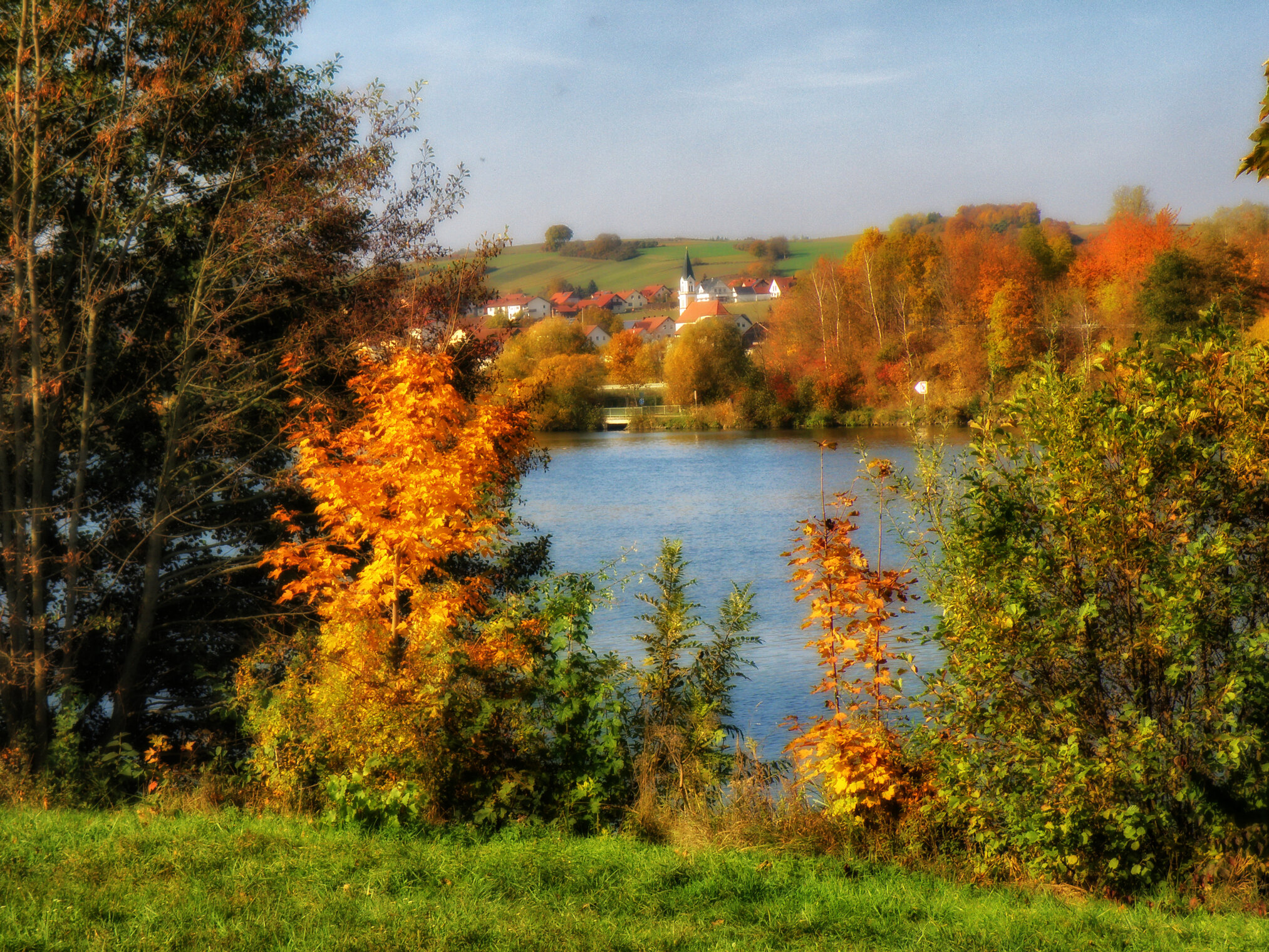 На том берегу.