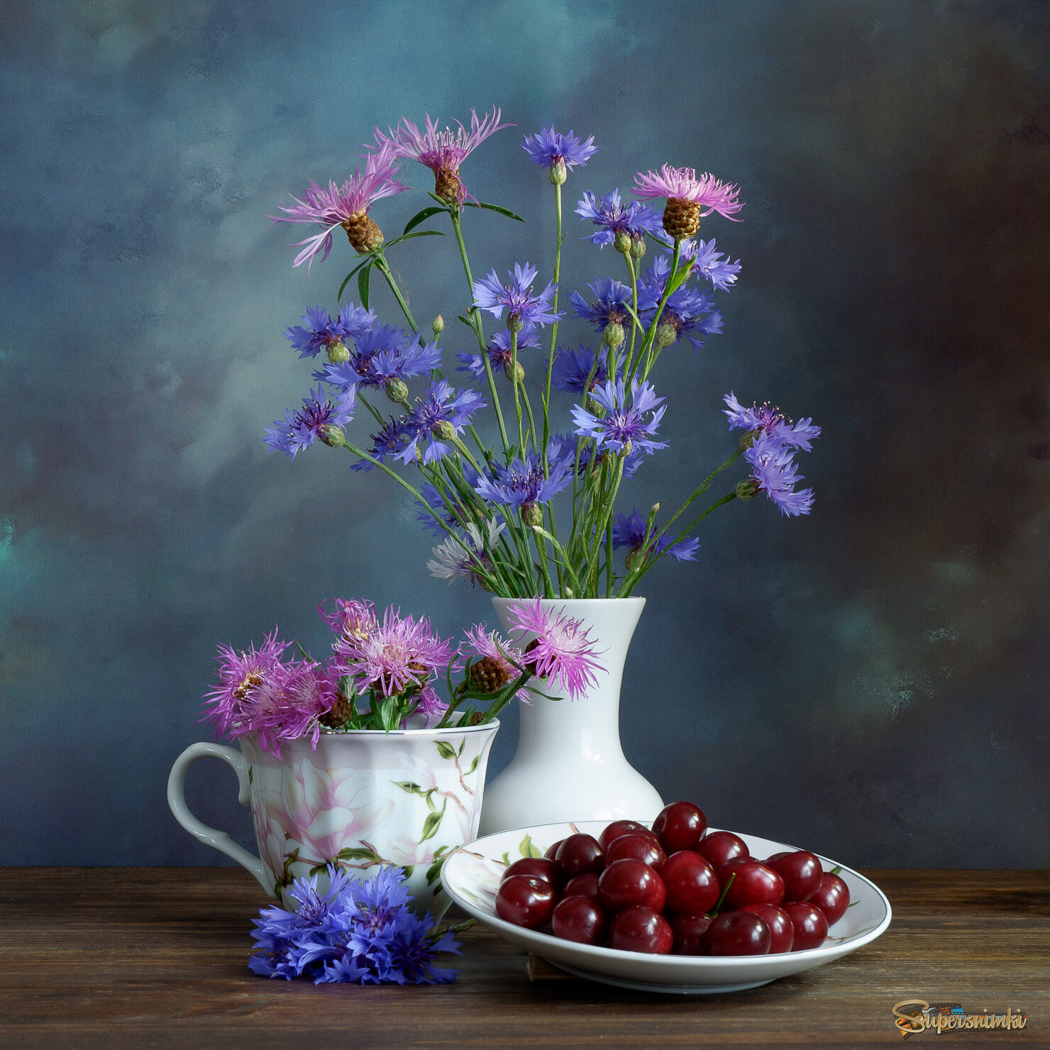 Васильки и вишня 