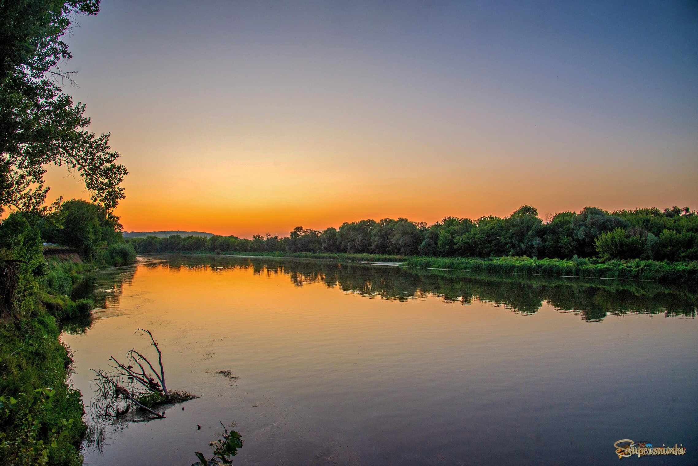Солнце скрылось за горой.