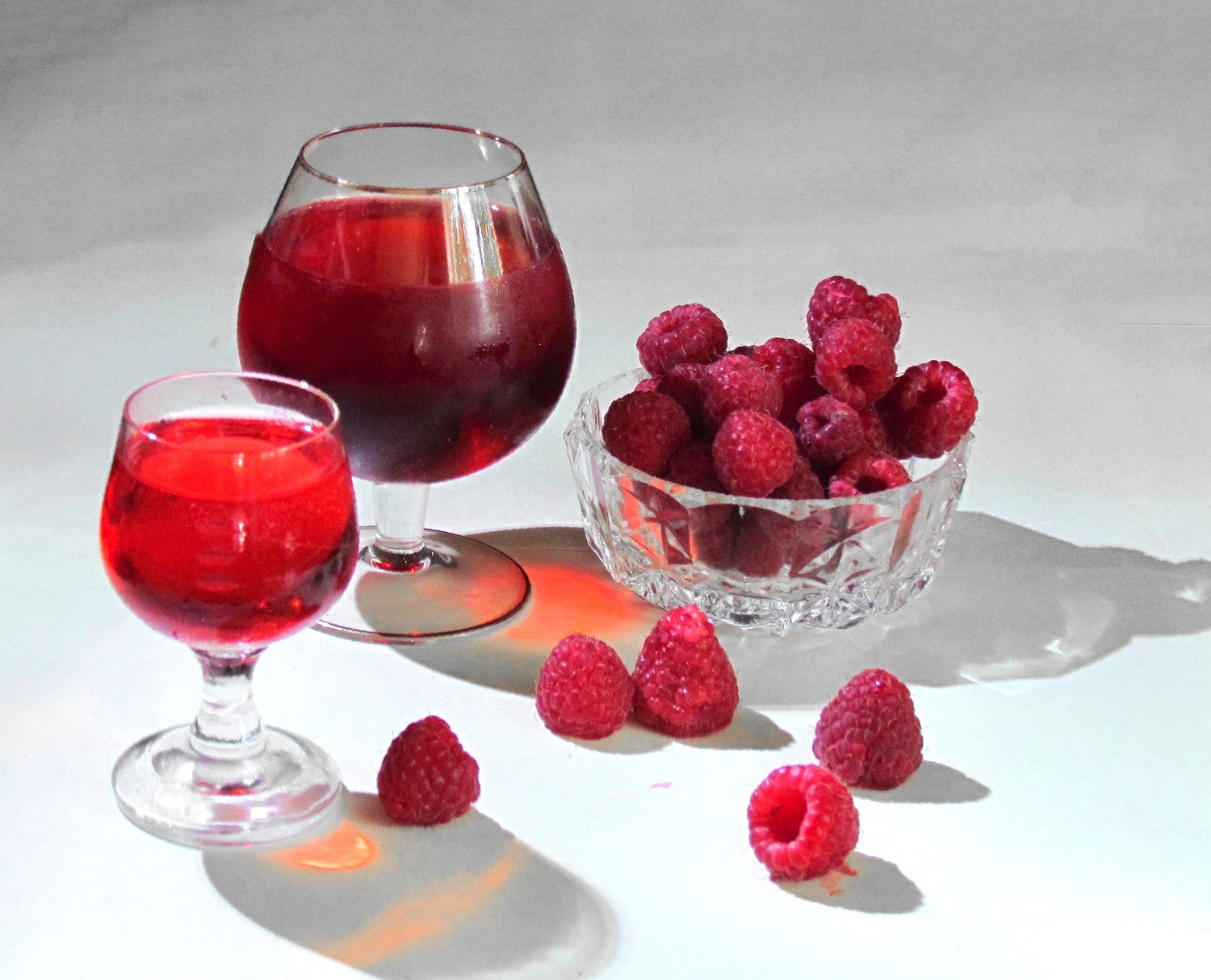 Красное на белом