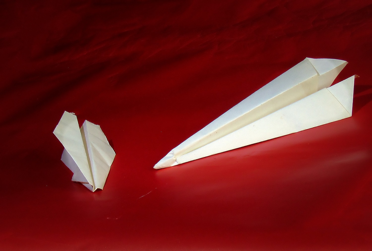 Белое на красном