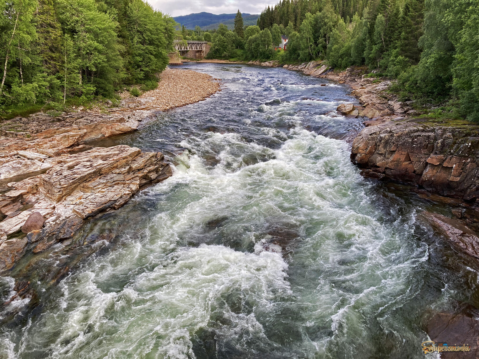 У подножья бурной реки.