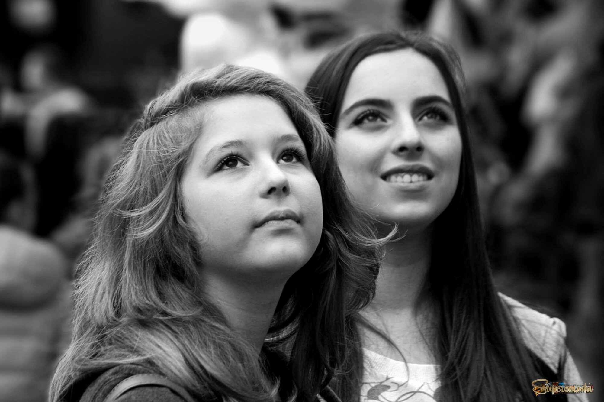 	 Там там высоко, над землею кружит стая, если смотреть на верх — кружится голова