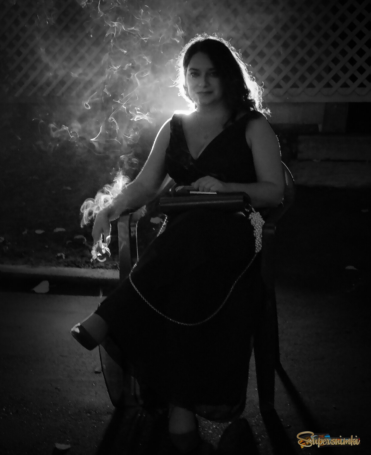 "Снова курю, мама, снова, А вокруг тишина, Взятая за основу..."