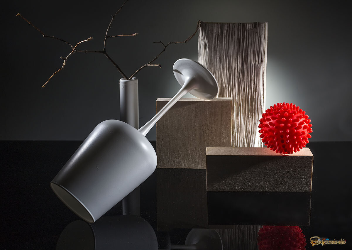 "Белый бокал и красный шарик"