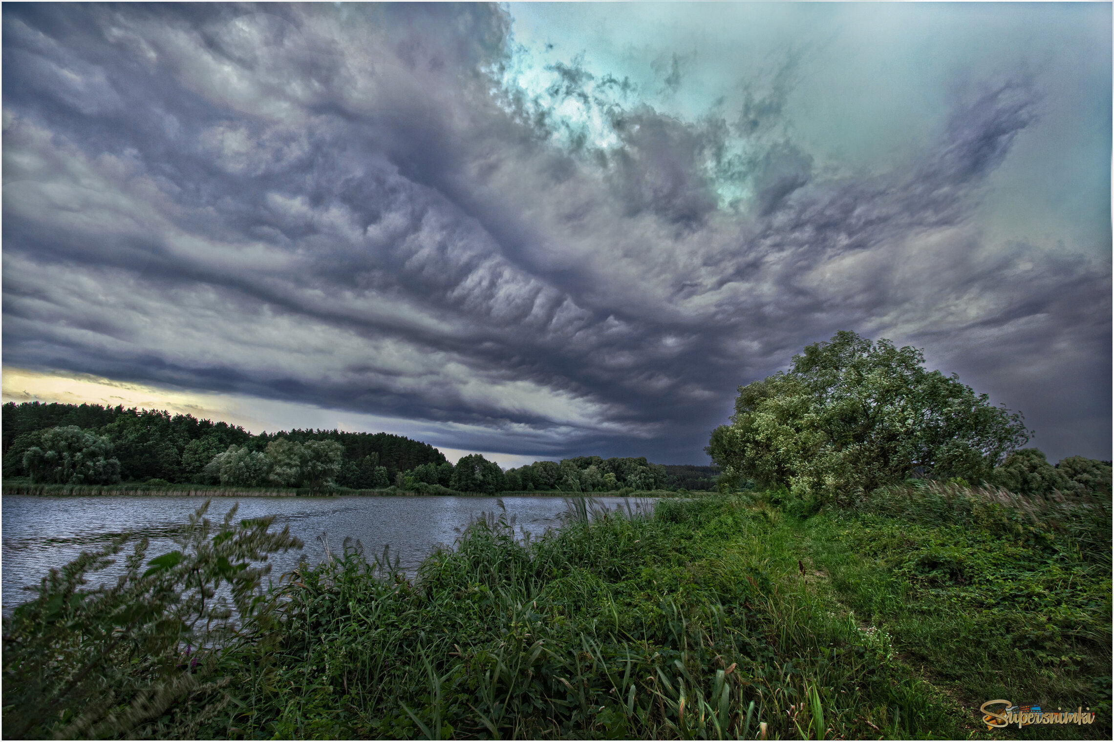 Тучи наполнены влагой, нависают над Землей. Еще немного и...будет ливень!