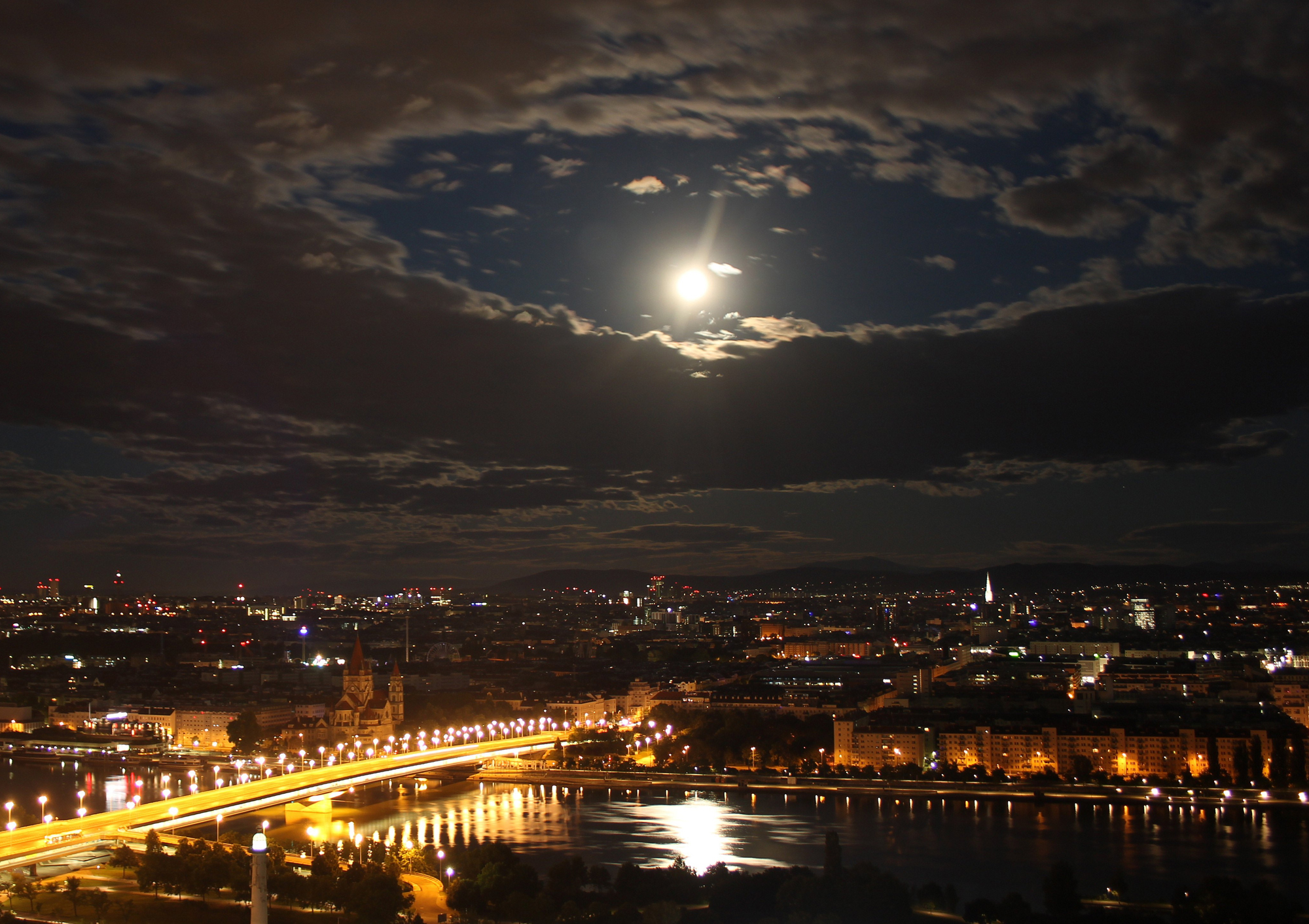 Луна над городом.