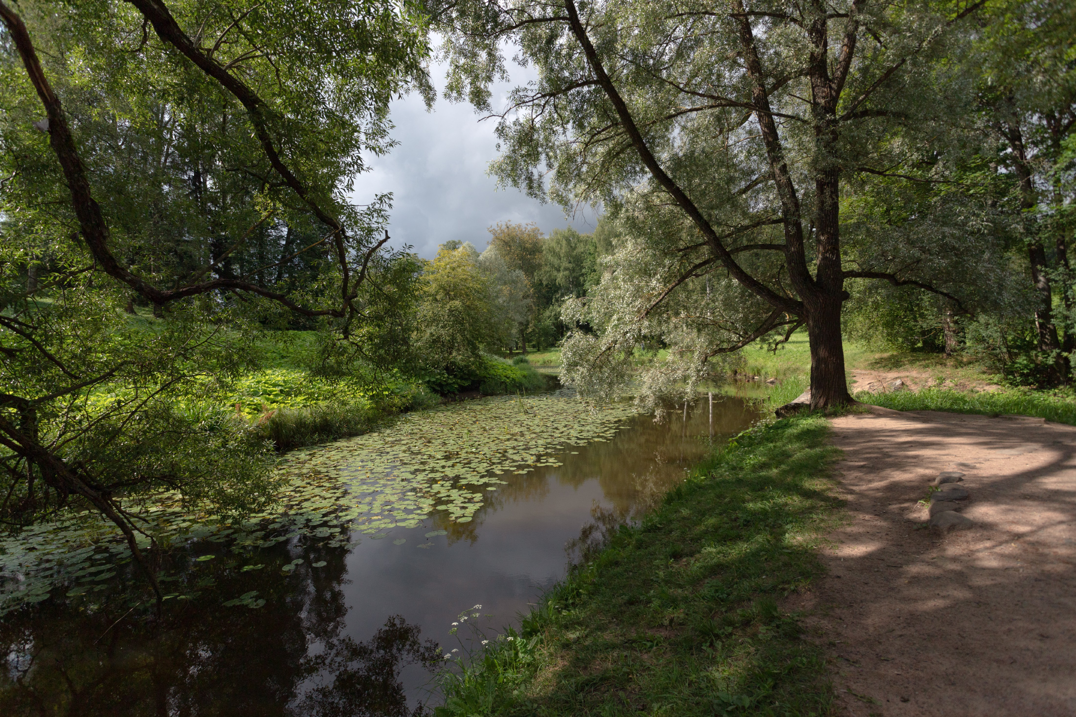 У реки Славянки