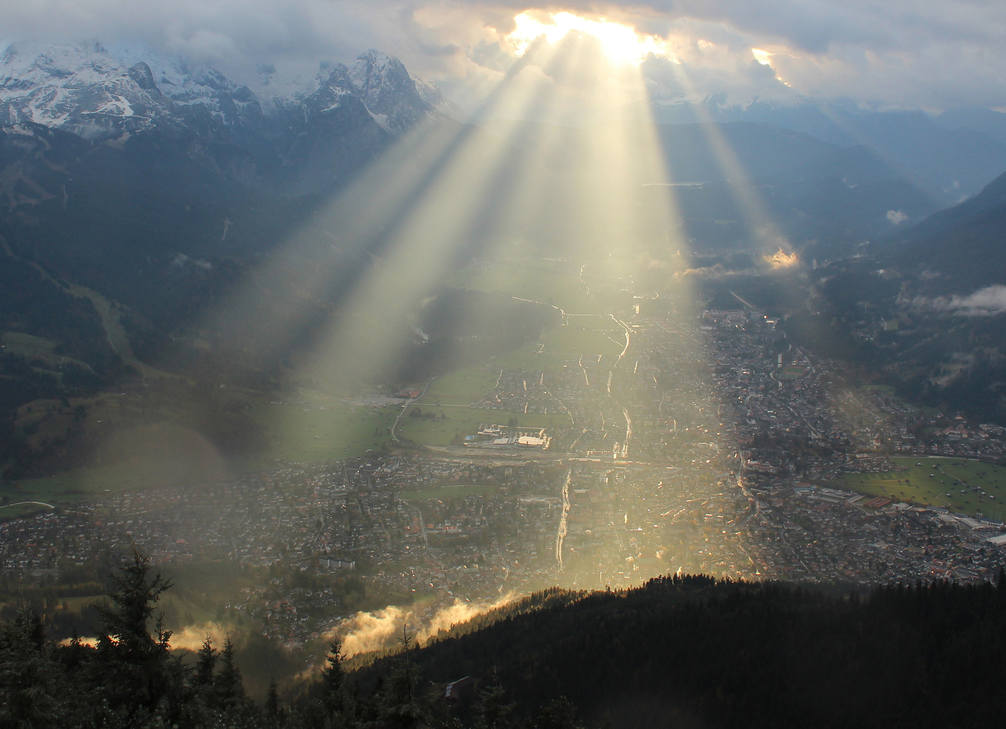 В потоках солнечного света.