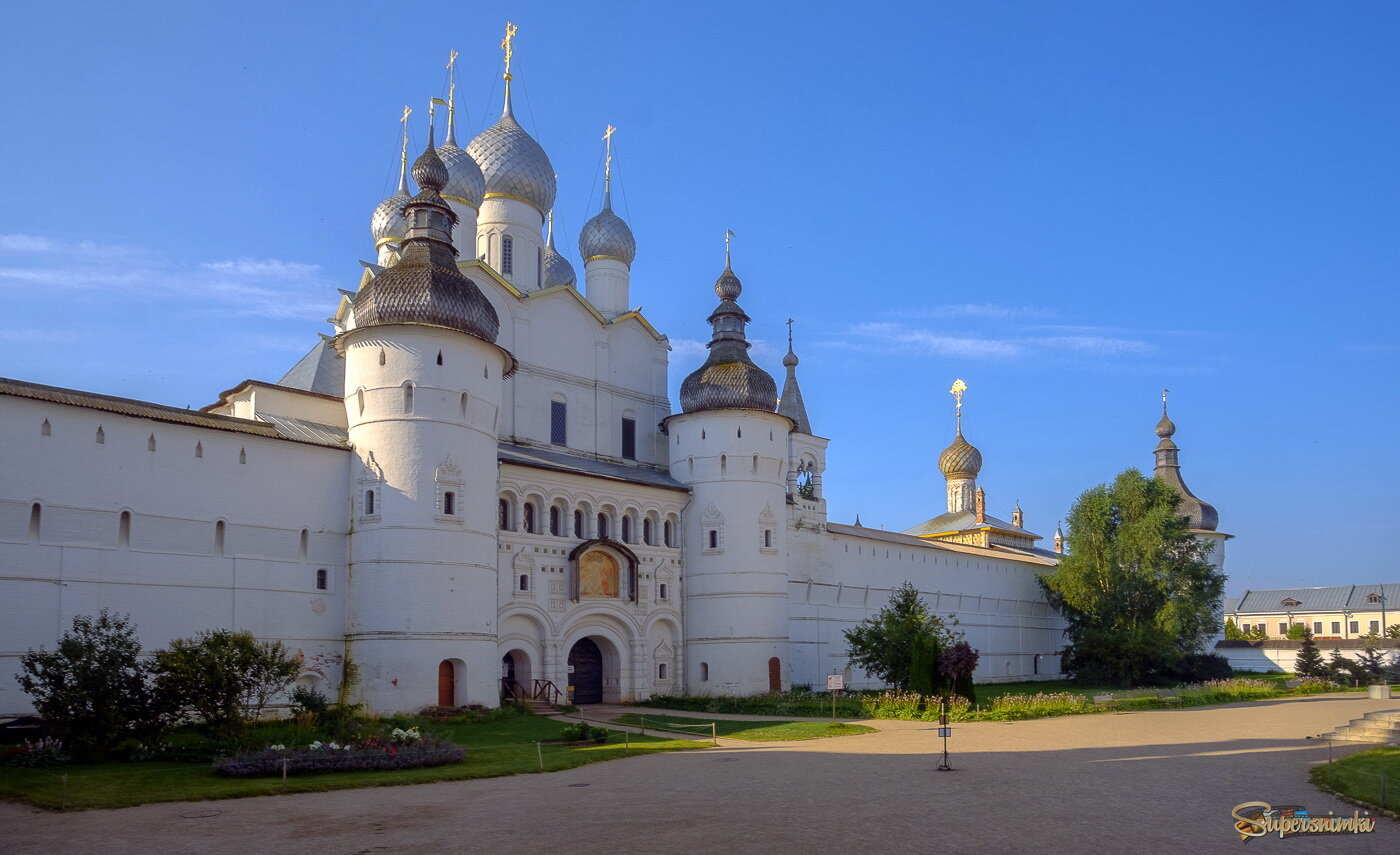 Утро красит нежным светом стены древнего кремля