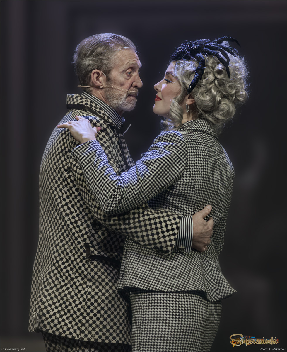 Актёр з. а. России Анатолий Дубанов в роли Альфреда Дулиттла и актриса Ирина Муртазаева в роли миссис Хиггинс.