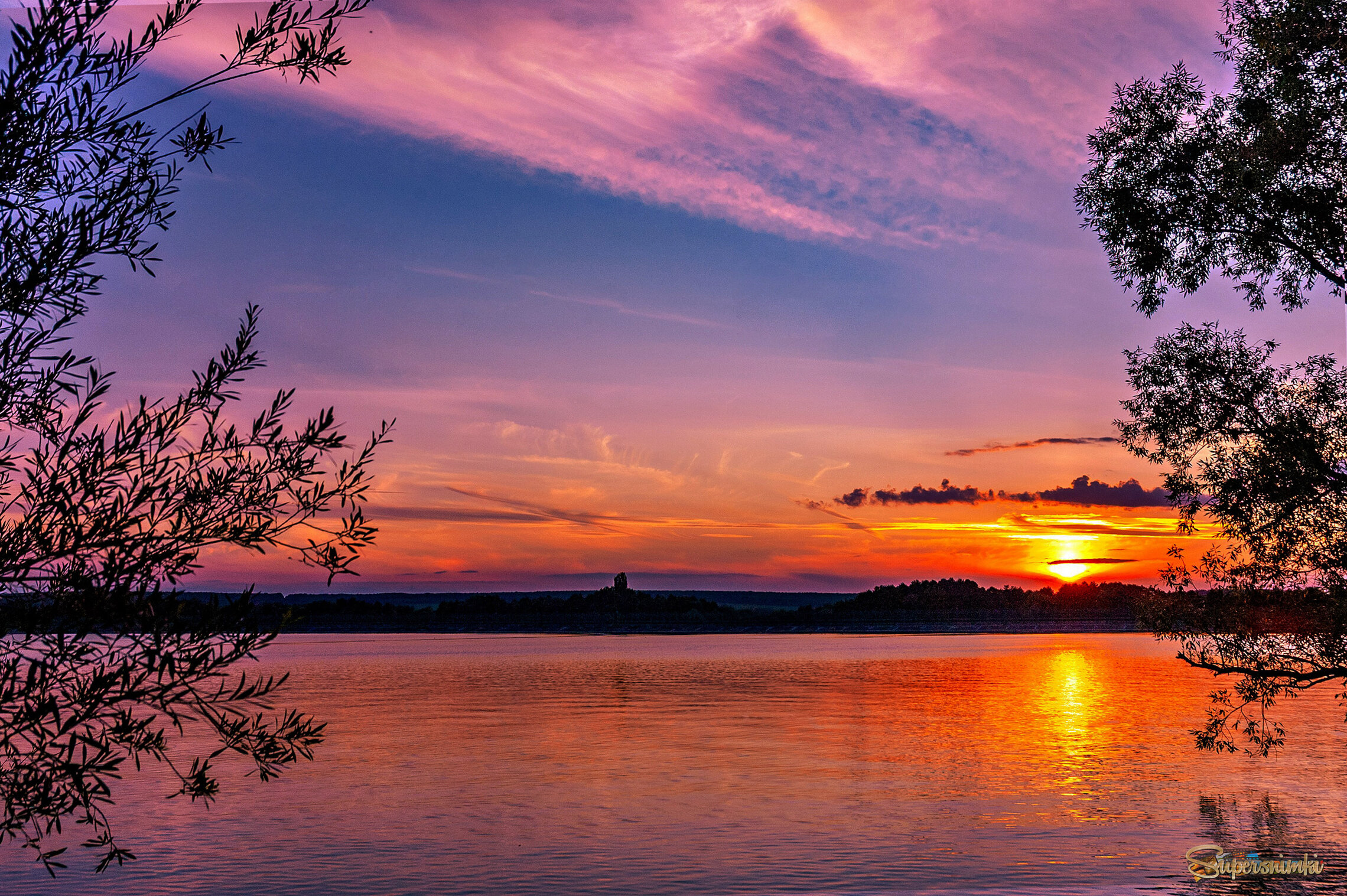 Тает день уходящий устало, всеми красками пышет закат.