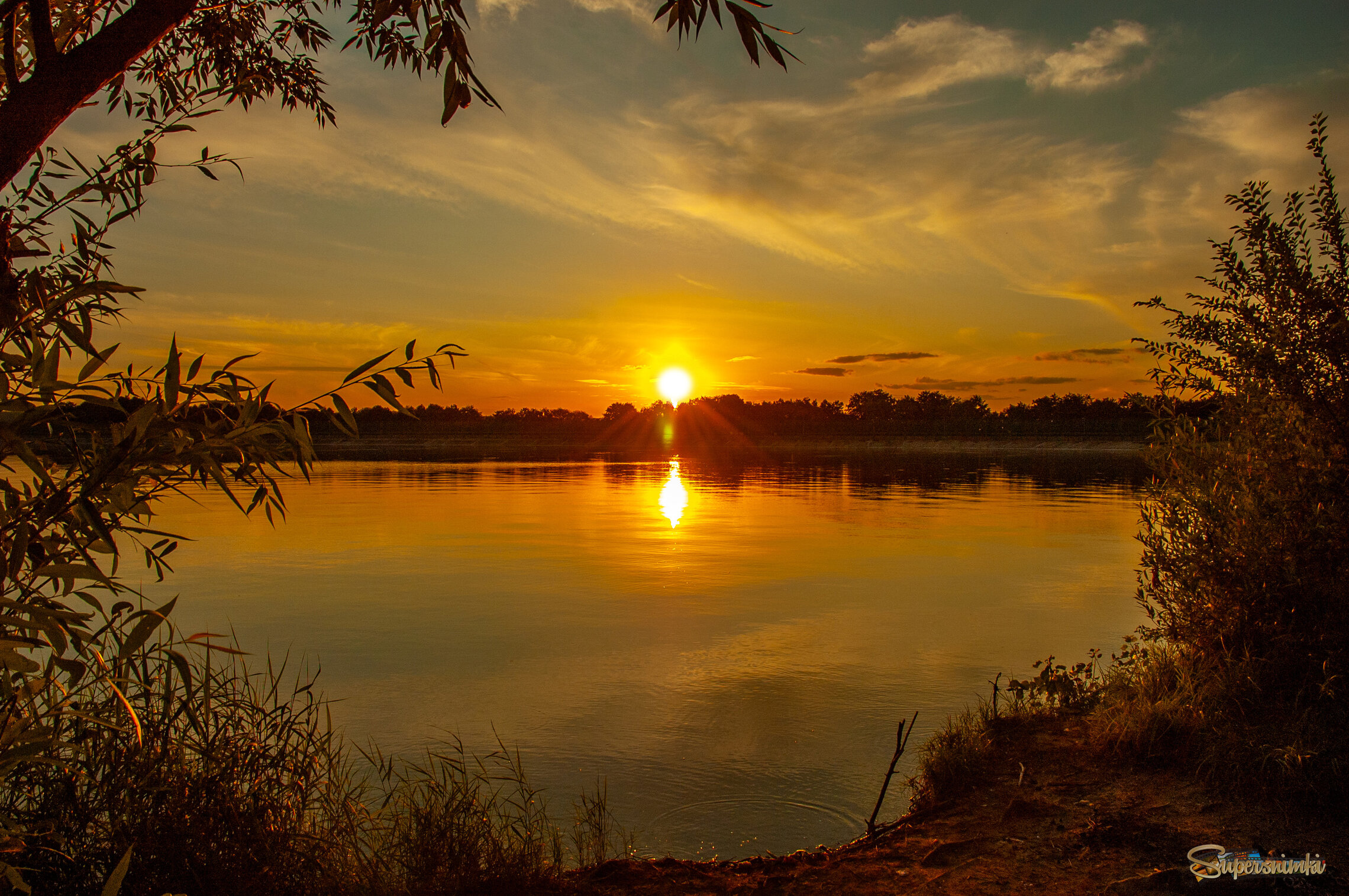 Солнце раскалённое садится, угасает тихо летний день.