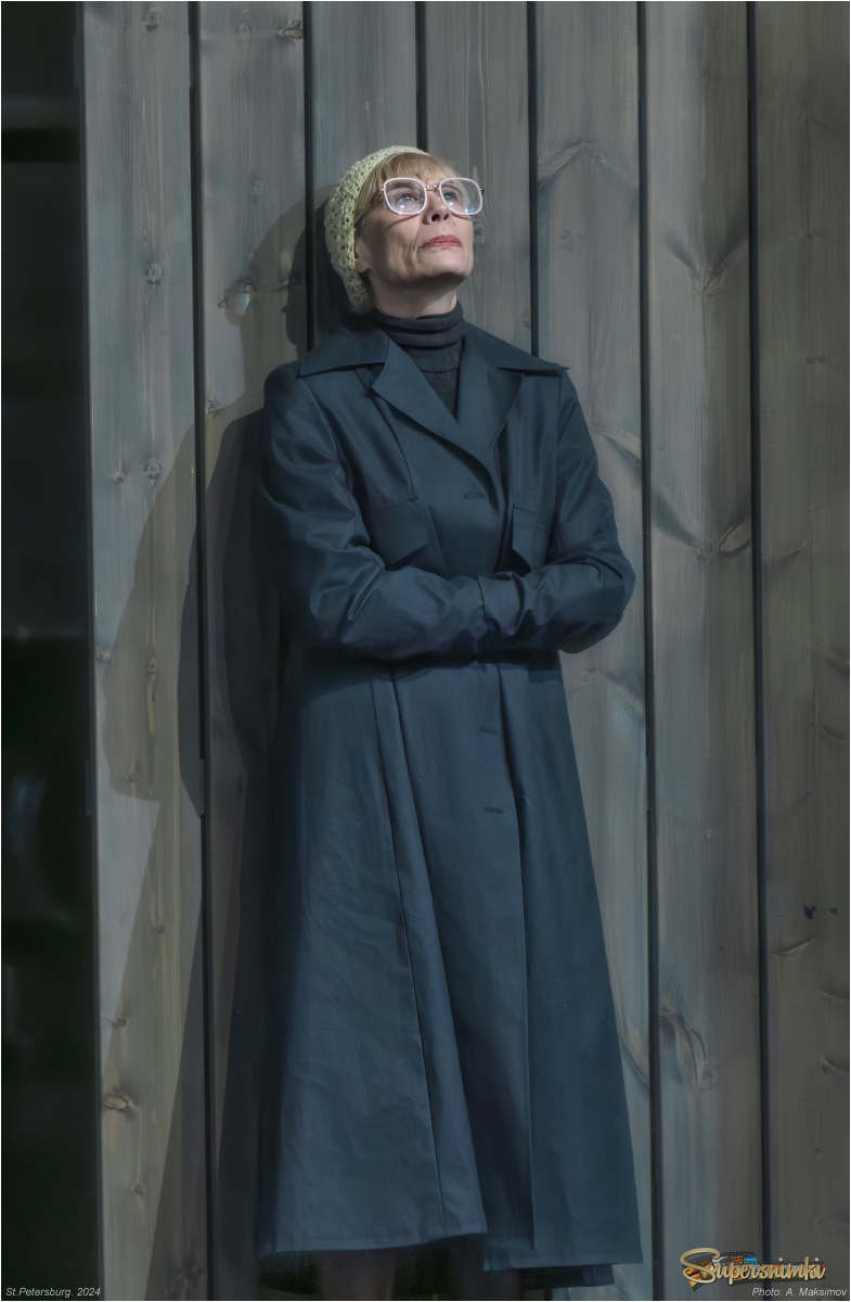 Актриса з. а. России Дарья Юргенс в роли телеграфистки.