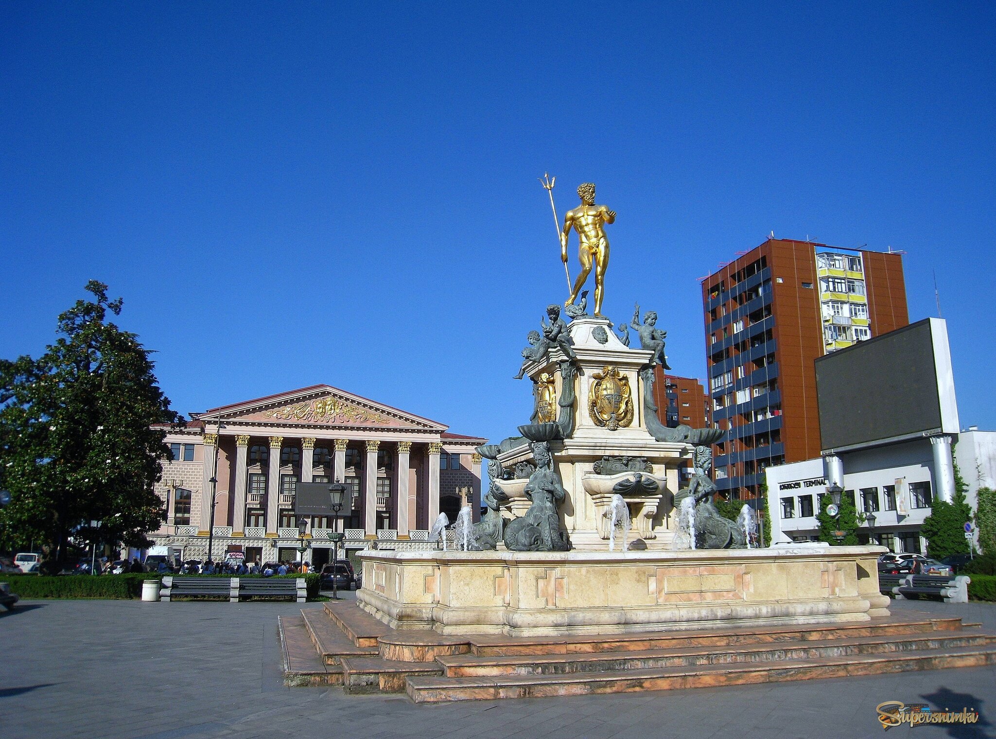 Фонтан Нептуна на Театральной площади в Батуми, Грузия.