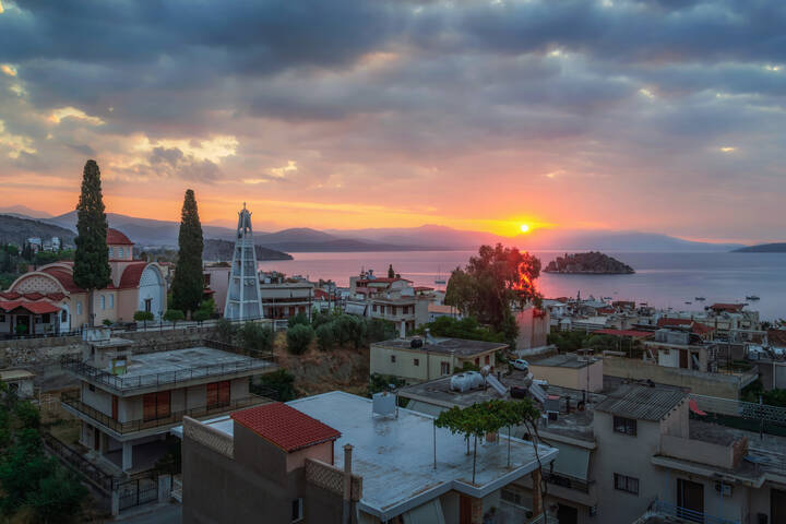Восход солнца над городом Т
