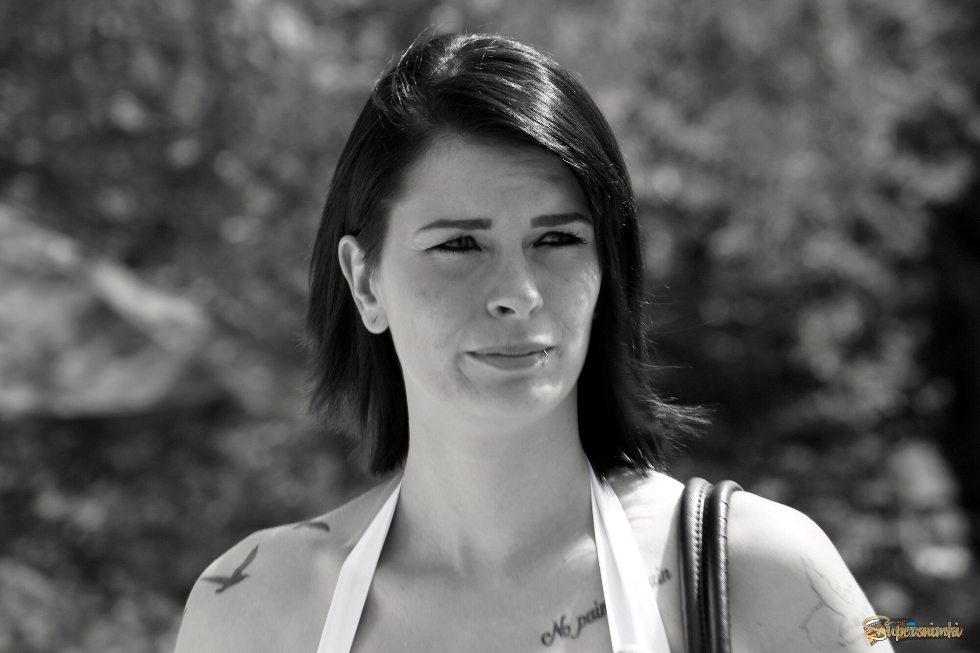 Она идёт по жизни легко..