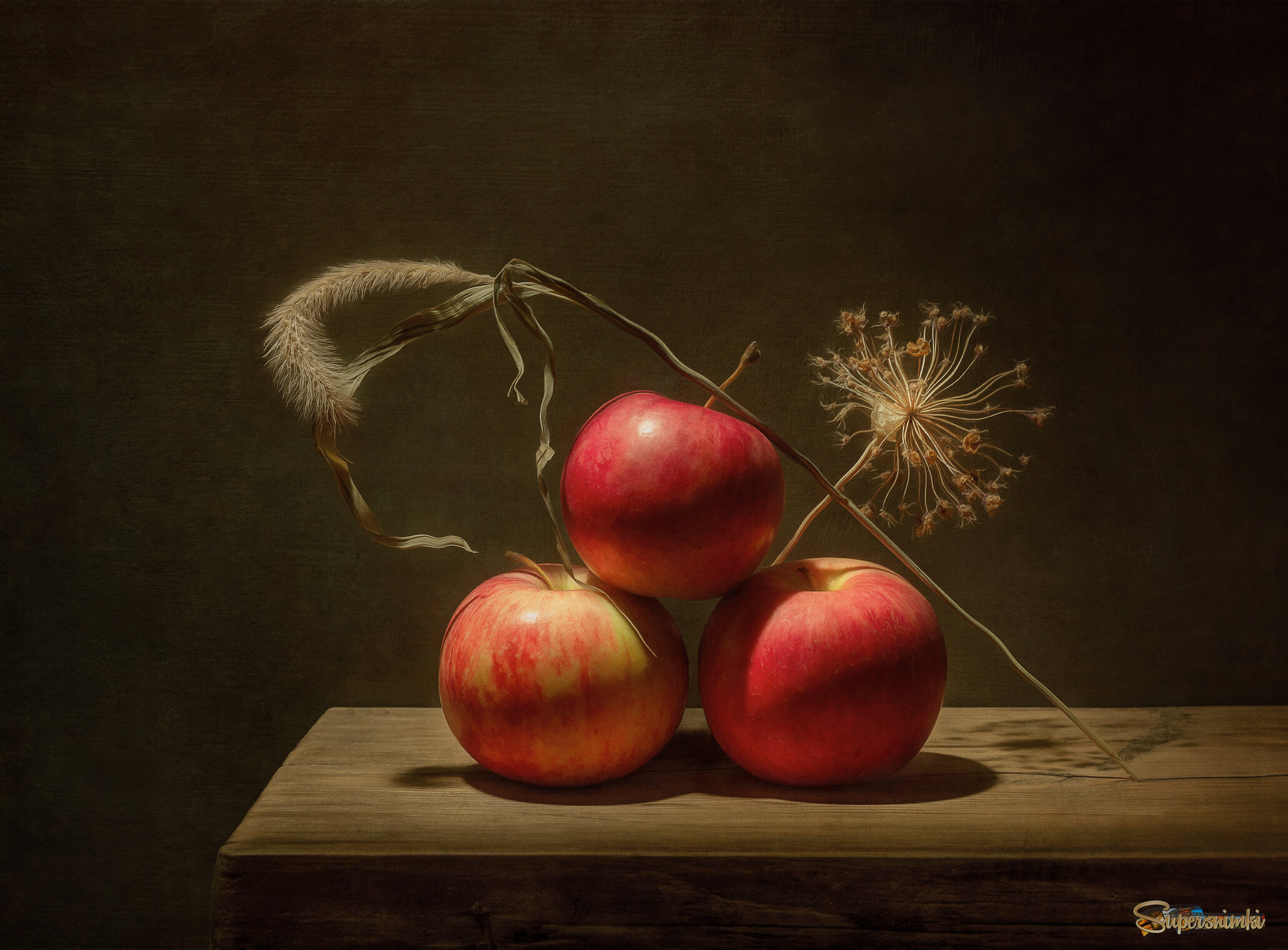 Три яблока.