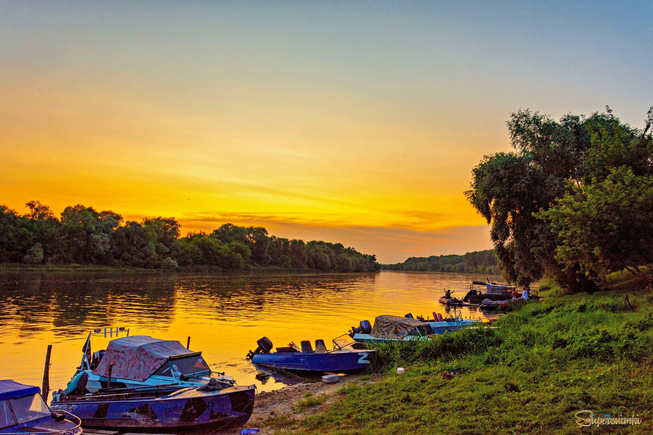 Завороженные мгновенья, на берегу реки закат!