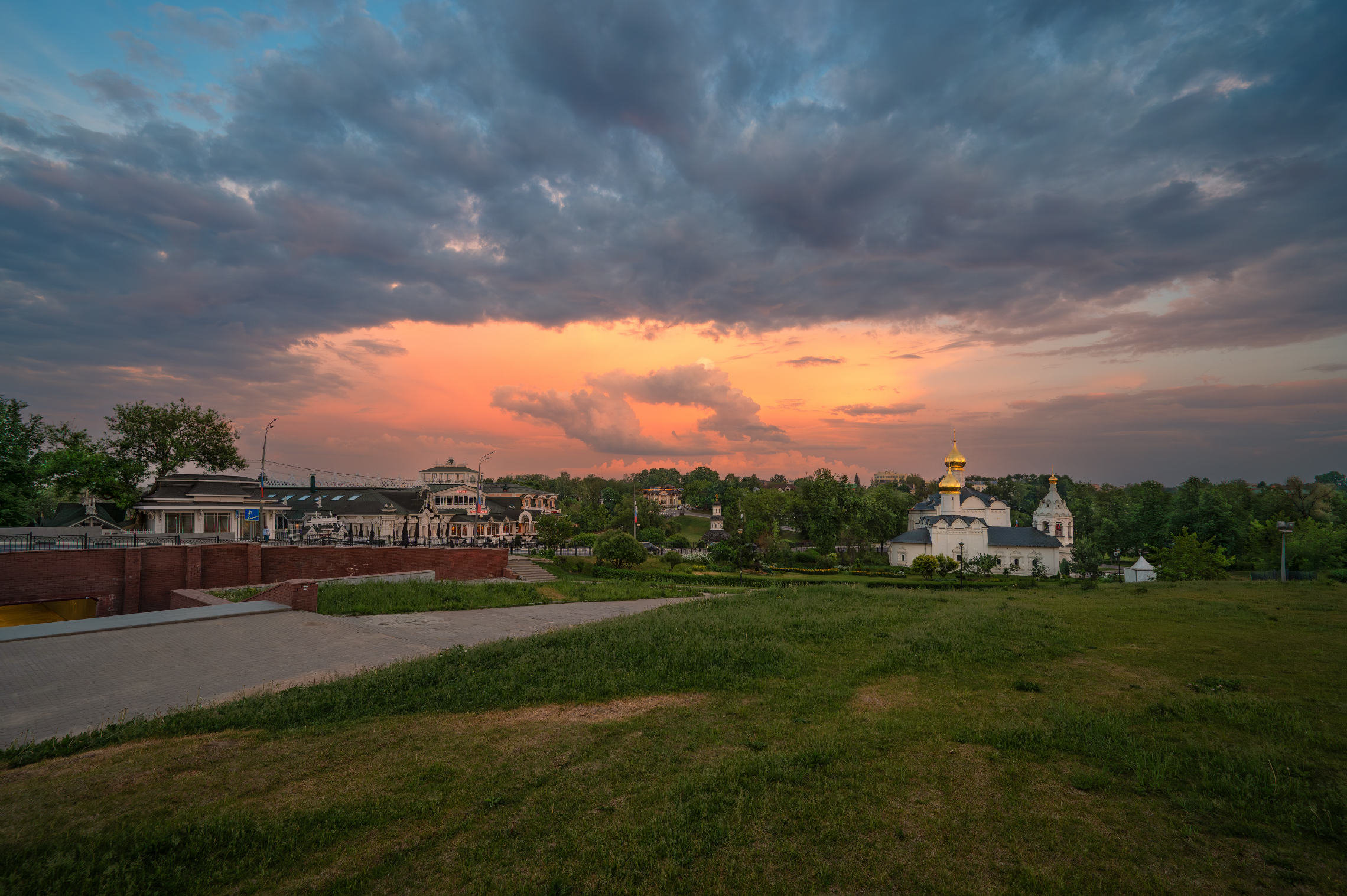 в вечернем городе