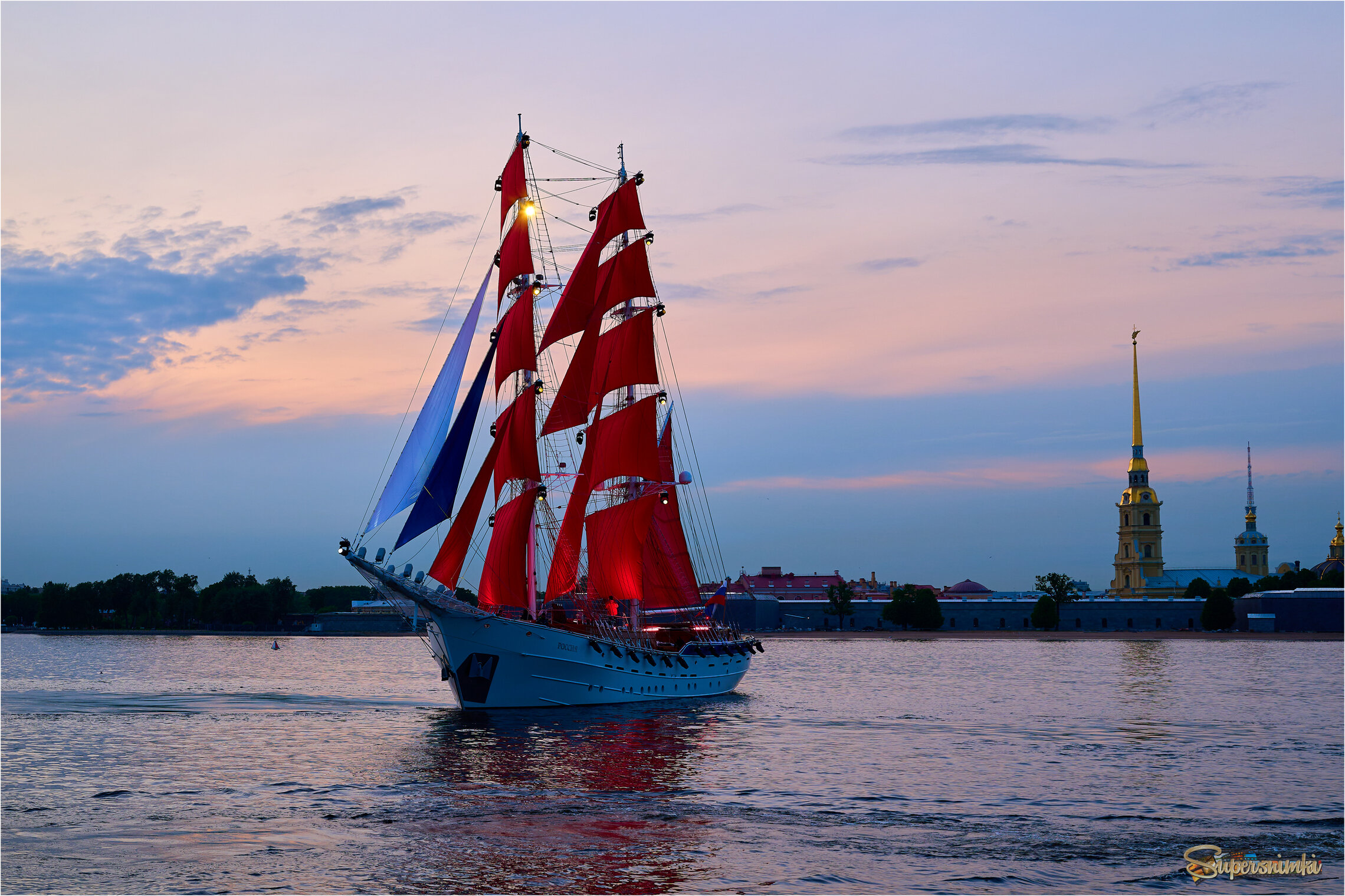 Алый парус  над Невой