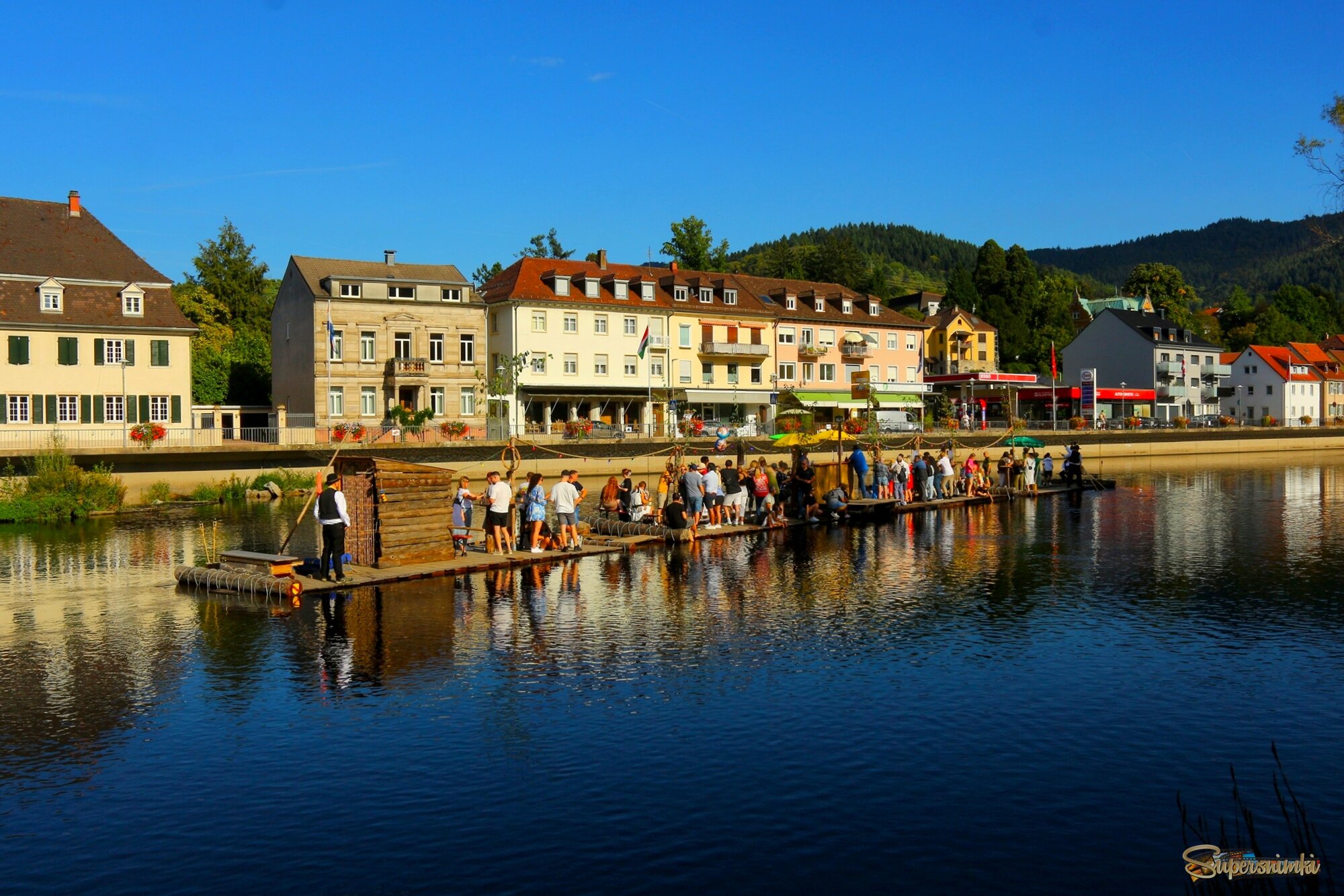 На маленьком плоту